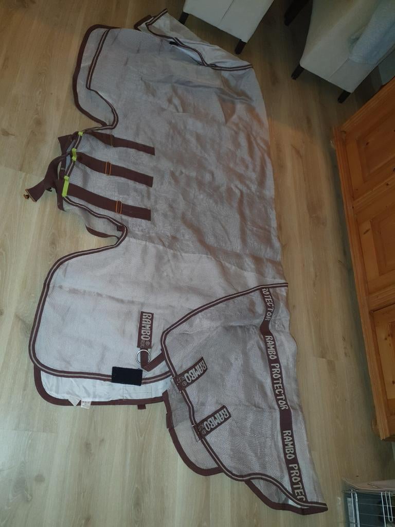 Rambo protector vliegendeken met hals maat 5.9, Dieren en Toebehoren, Paarden en Pony's | Dekens en Dekjes, Ophalen
