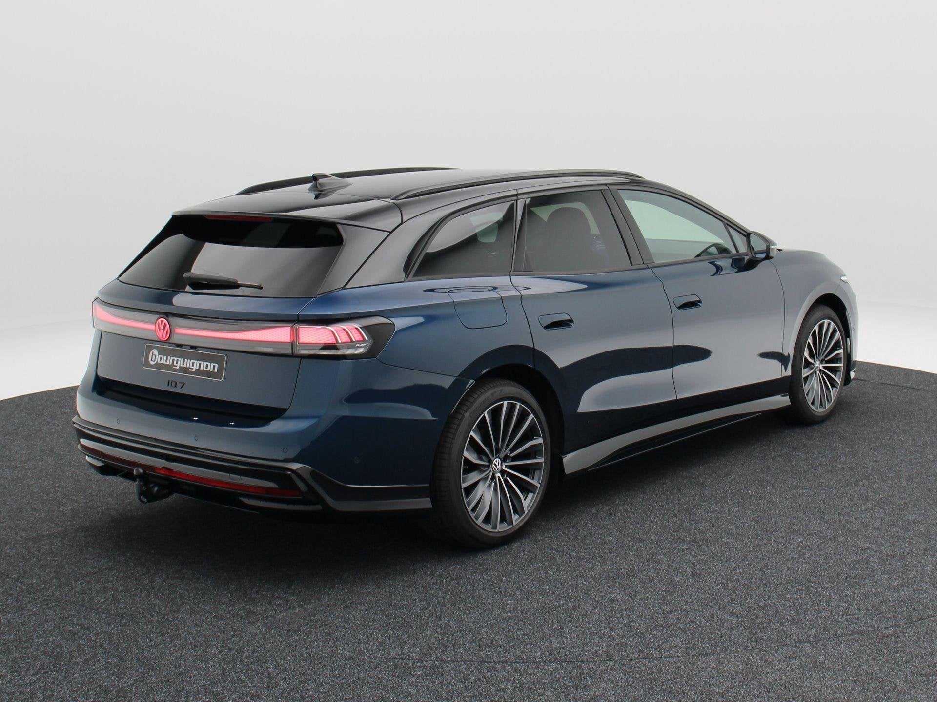 Volkswagen ID.7 Limited Edition Plus 86 kWh 286 PK | Trekhaa, 681 km, Achterwielaandrijving, Zwart, Blauw