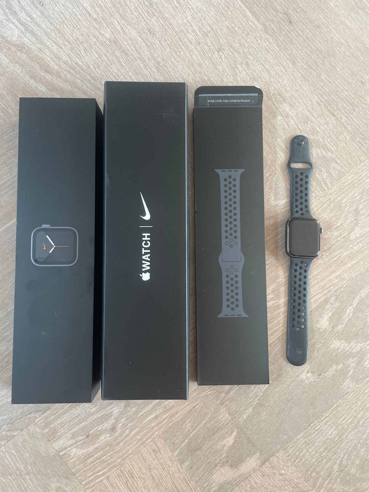 Apple Watch Series 5 Nike - Antraciet/Zwart Sportband, IOS, Ophalen of Verzenden, Zo goed als nieuw, Waterdicht