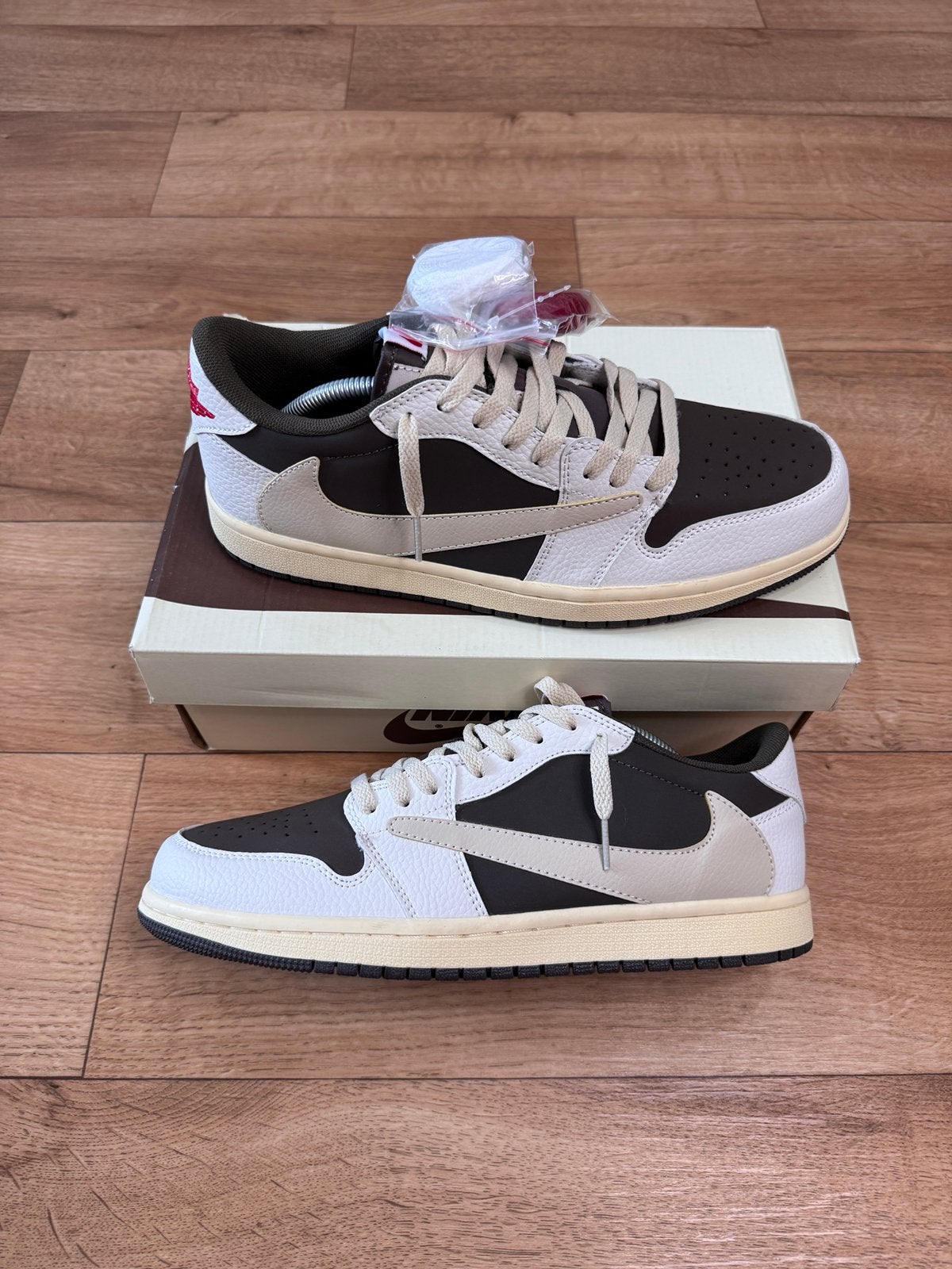 Travis Scott Air Jordan 1 Low Reverse Mocha – Maat 43 & 45, Kleding | Heren, Overige kleuren, Ophalen of Verzenden, Sneakers of Gympen