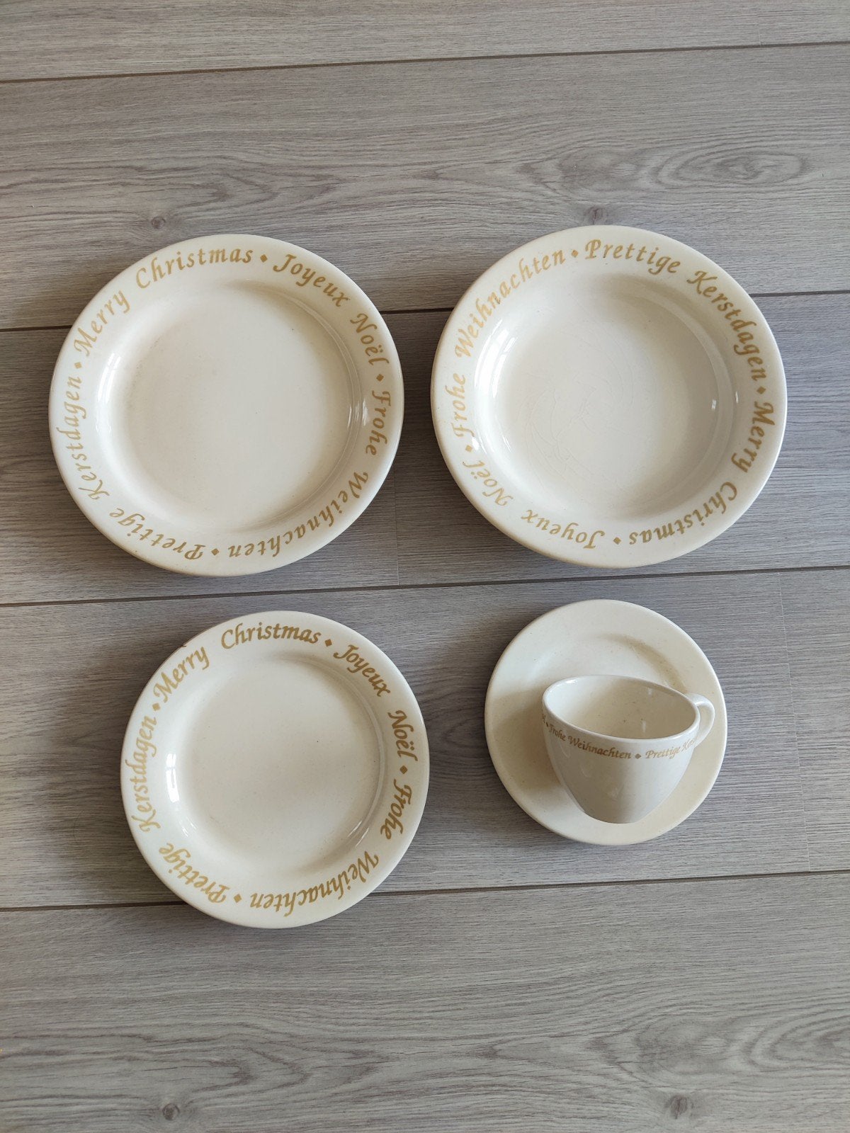 Kerstservies set - 4 persoons - Merry Christmas, Huis en Inrichting, Keuken | Servies, Ophalen, Gebruikt, Keramiek, Overige stijlen