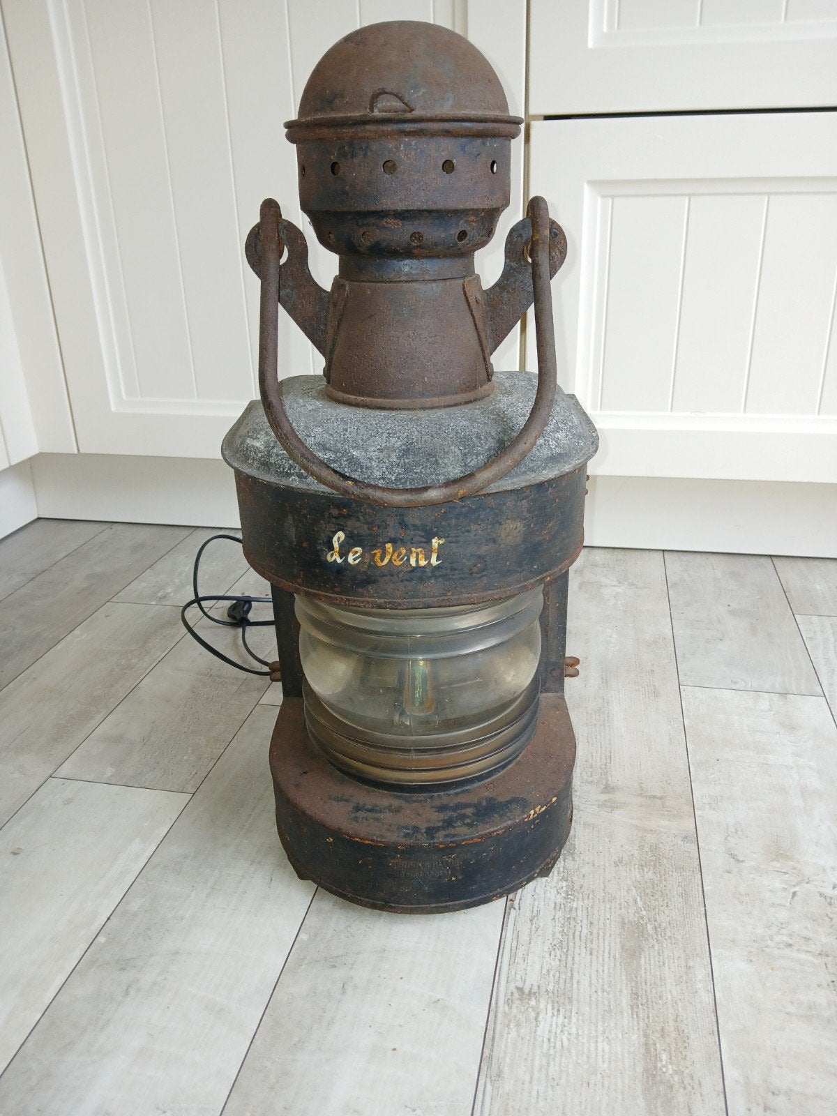 Oude scheepslamp Le vent, Ophalen