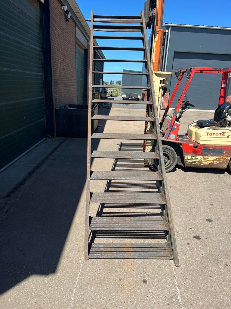 Trap staal geklonken, Ophalen of Verzenden, Gebruikt, 2 tot 4 meter