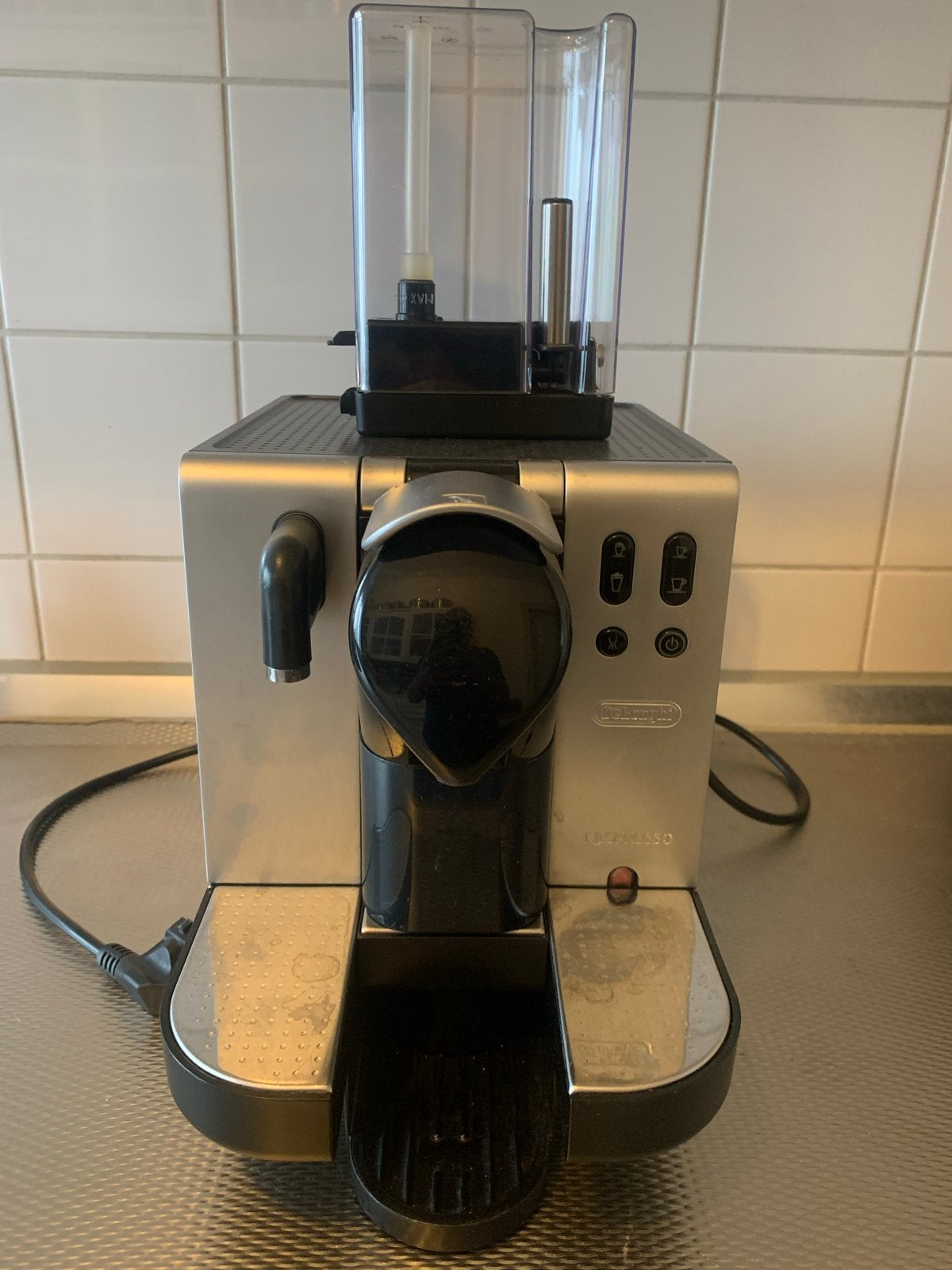 DeLonghi Nespresso apparaat - Zo goed als nieuw, Espresso apparaat, Ophalen of Verzenden, Zo goed als nieuw, Koffiepads en cups