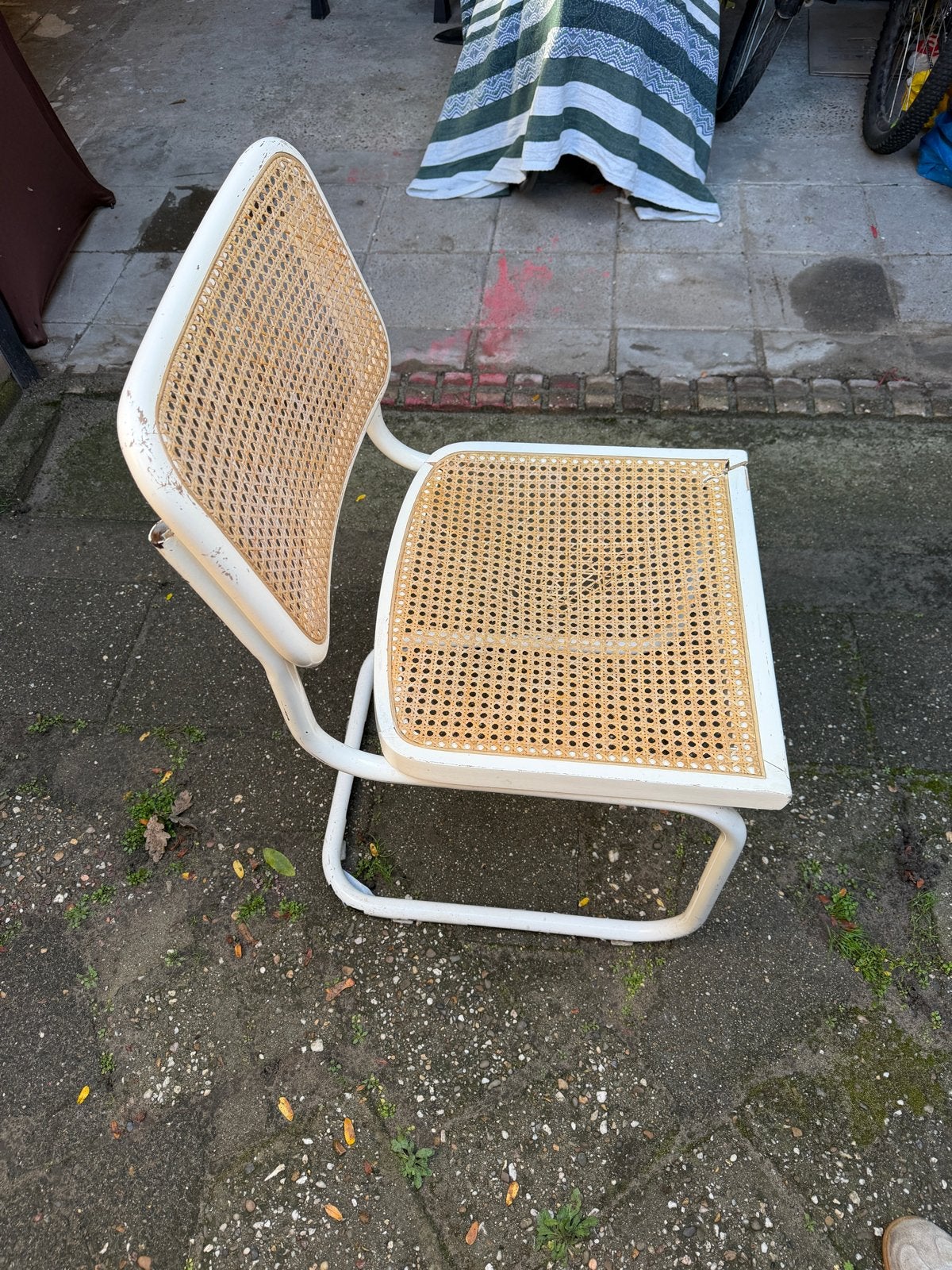 Thonet Vintage stoel met webbing zitting en rugleuning, Gebruikt, Wit, Ophalen of Verzenden, Metaal