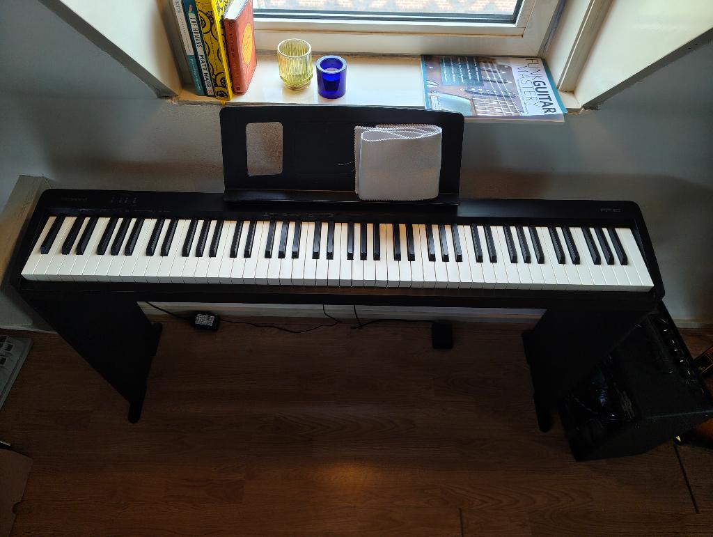 Roland PF-10 - Incl standaard, pedaal en bladmuzieklezer, Ophalen, Zwart, Digitaal, Zo goed als nieuw