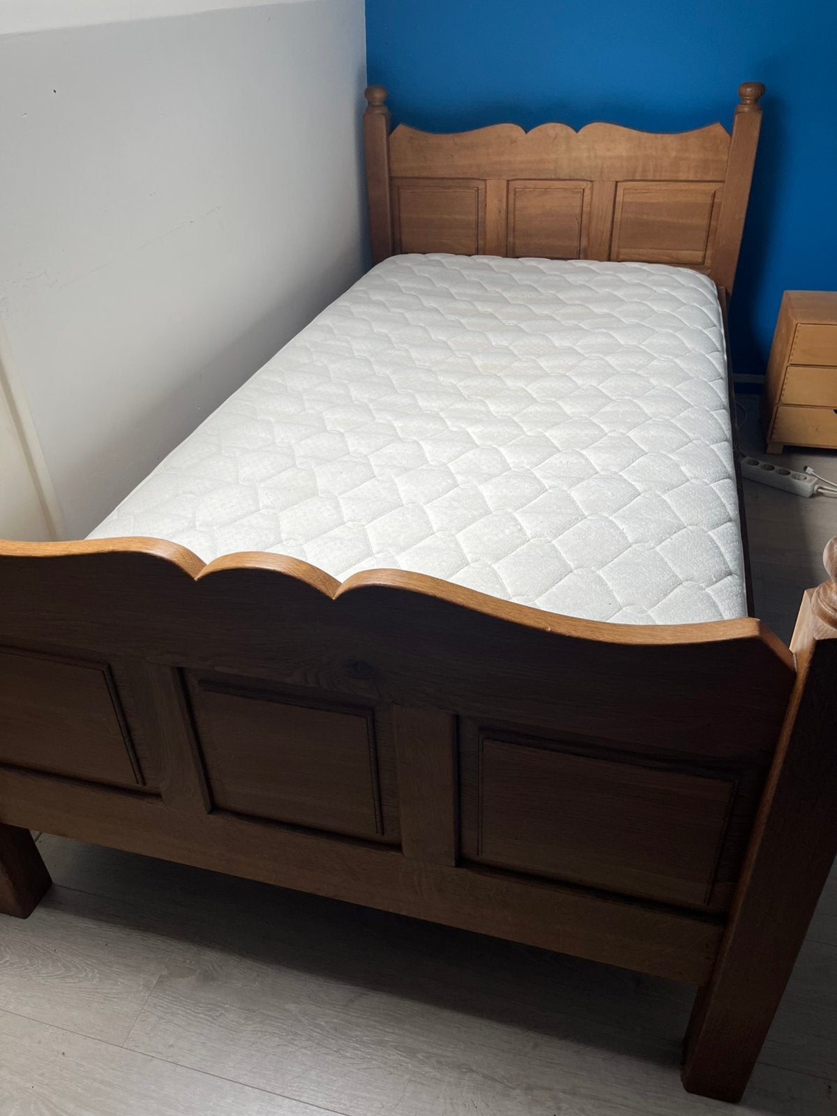 Degelijk houten eenpersoons bed, Huis en Inrichting, Slaapkamer | Bedden, Ophalen, 100 cm, Eenpersoons, Bruin