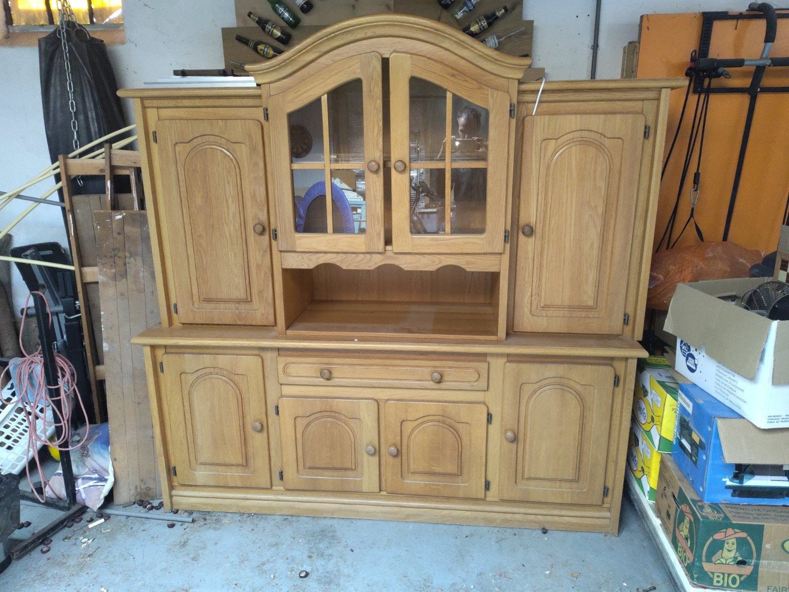 Houten buffetkast met verlichting in middendeel, Huis en Inrichting, Kasten | Buffetkasten, Ophalen, Gebruikt, Glas, Klassiek