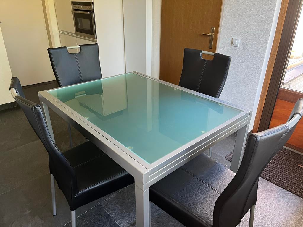 Moderne eettafel met glazen blad en 4 lederen stoelen, Ophalen, Gebruikt, 100 tot 150 cm, Vierkant