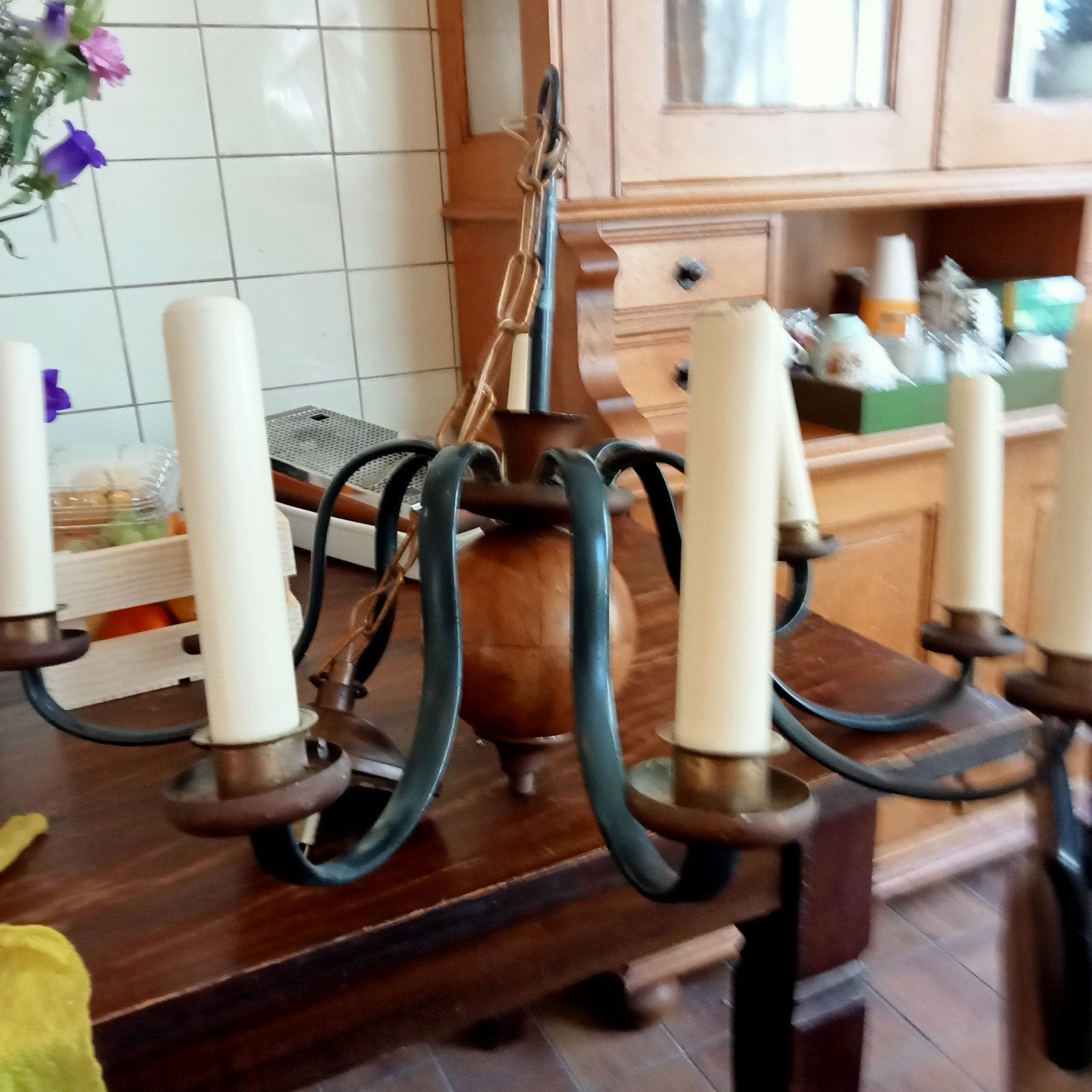 8-armige kroonluchter met houten bol en metalen armen, Huis en Inrichting, Ophalen, Gebruikt, Hout, E14 (klein)