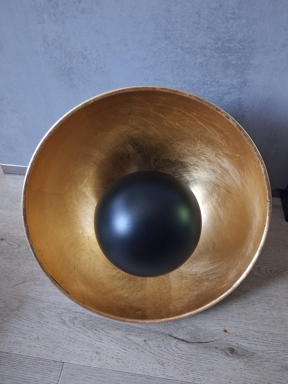 Moderne zwarte plafondlamp met gouden binnenkant, Ophalen of Verzenden, Zo goed als nieuw, Modern, Industrieel
