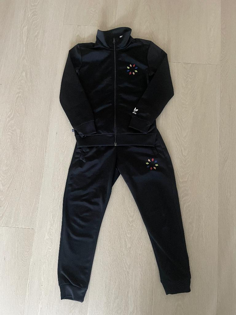 Trainingspak adidas maat 128, Kinderen en Baby's, Kinderkleding | Maat 128, Adidas, Gebruikt, Jongen of Meisje, Ophalen of Verzenden