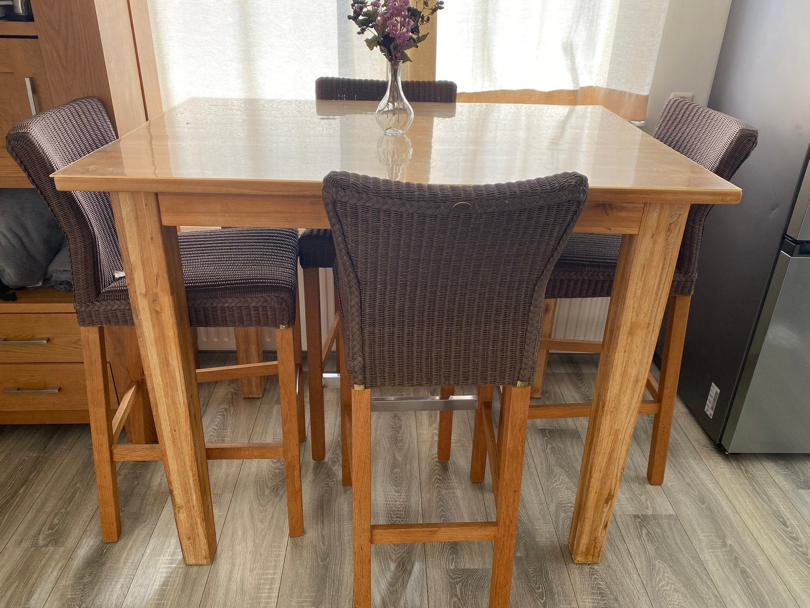 Hoge tafel met stoelen, Ophalen, Zo goed als nieuw, 4 tot 6 stoelen