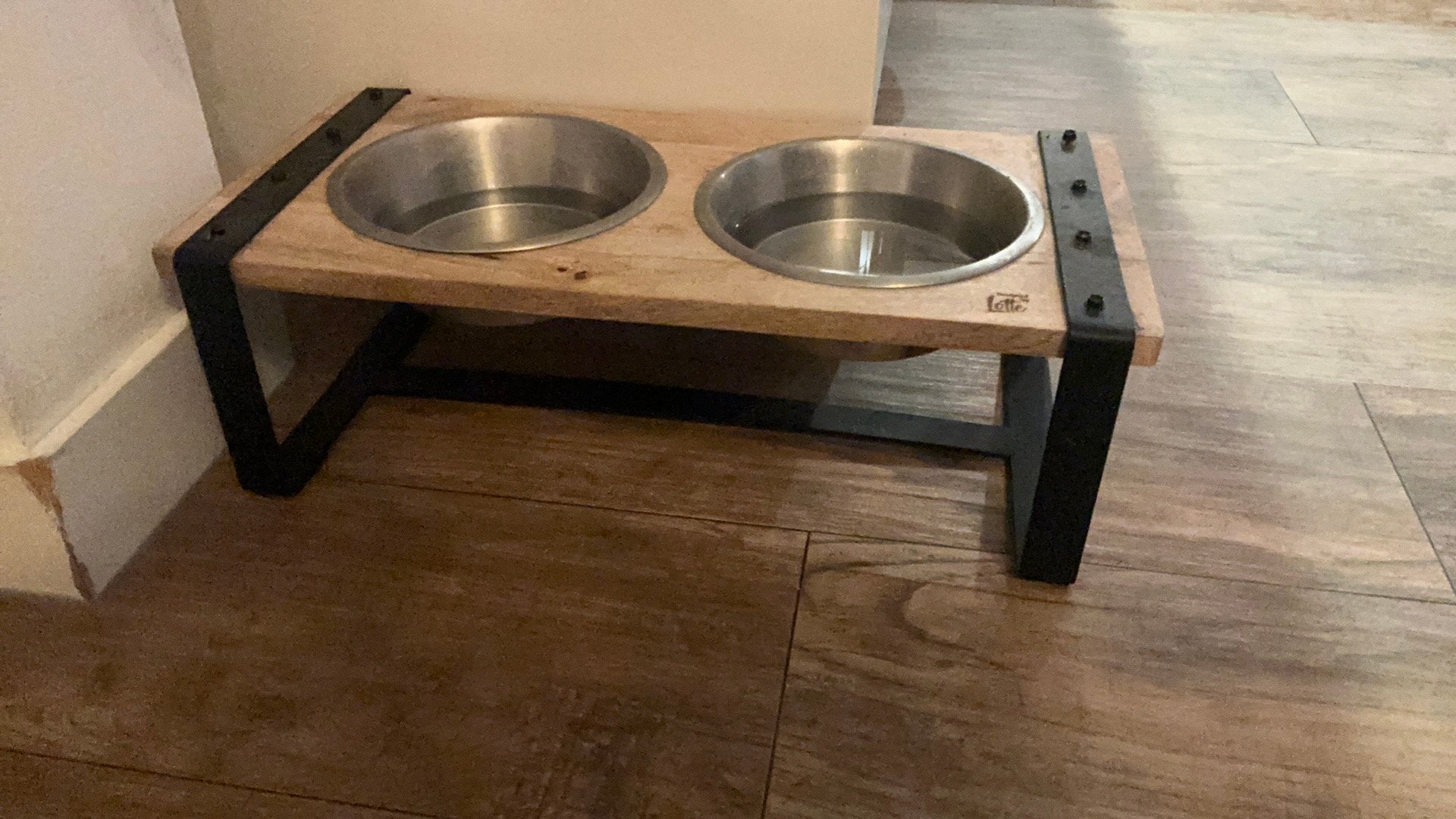 Designed By Lotte Dinerset Hout Karinto Bruin Hondenvoerbak, Dieren en Toebehoren, Ophalen, Zo goed als nieuw