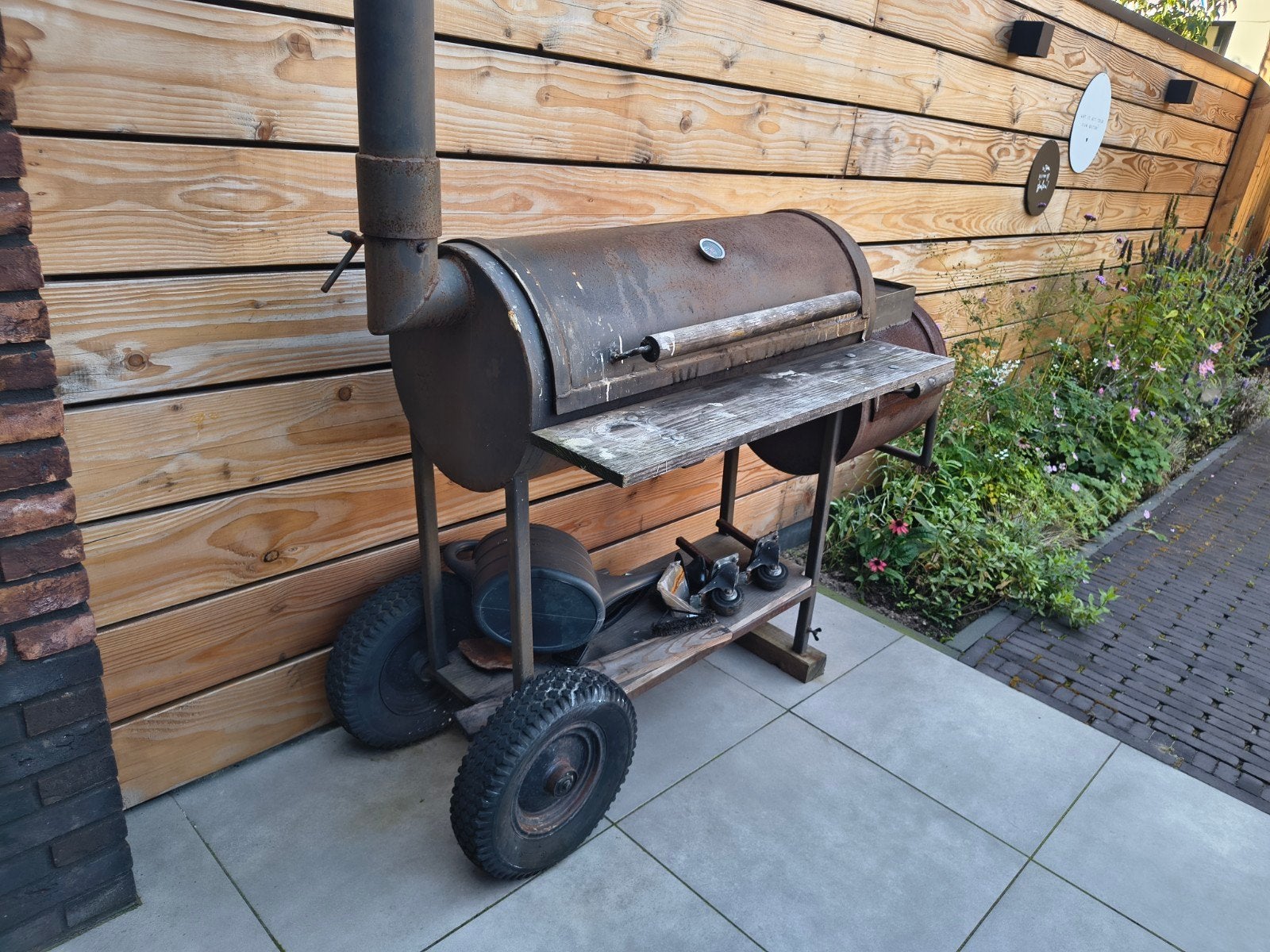 Robuuste zelfgemaakte smoker BBQ met wielen, Ophalen, Gebruikt, Zelfgemaakt
