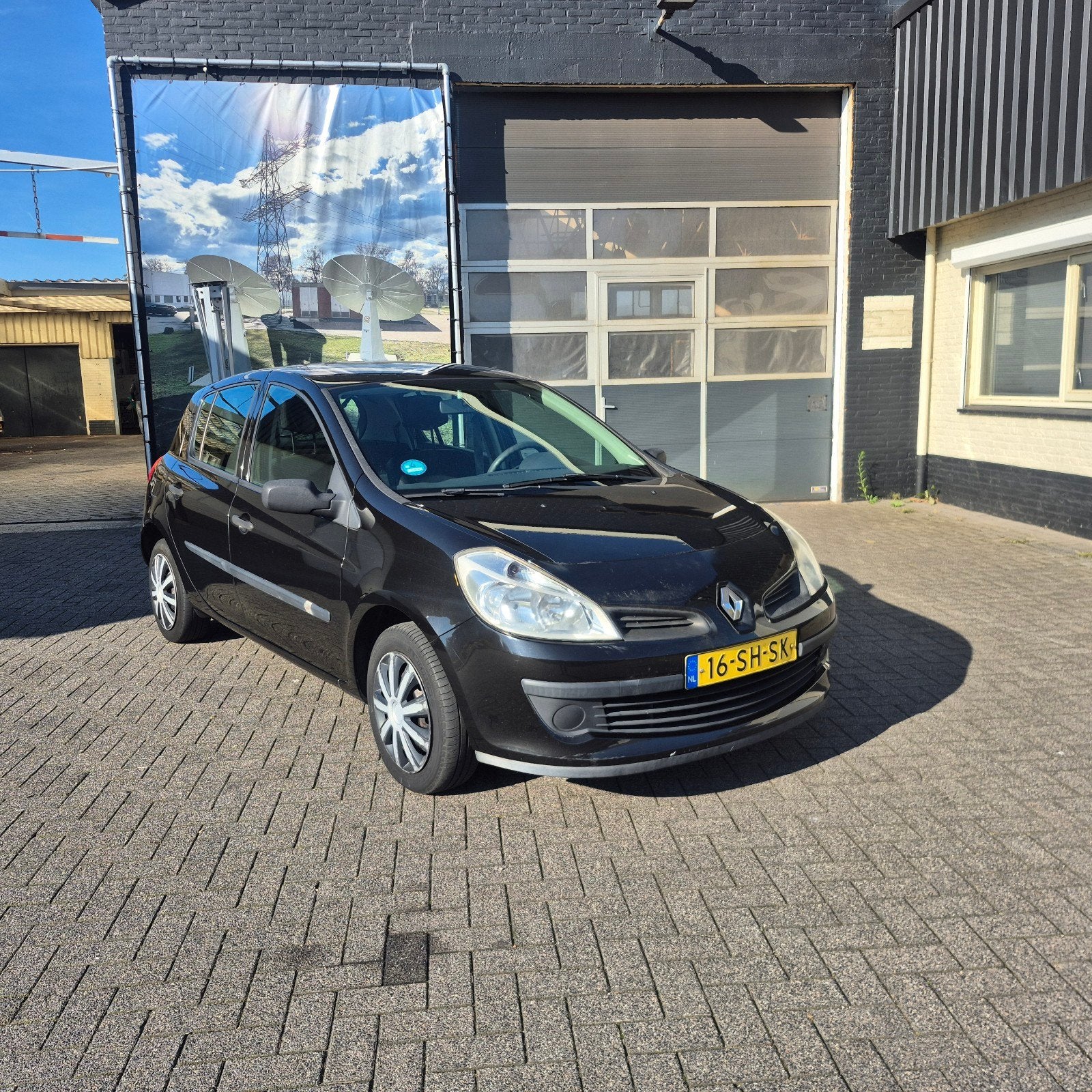 Renault Clio 1.2 16V 55KW 5-DRS E4 2006 Zwart Inruil met apk, Voorwielaandrijving, 535 kg, 74 pk, 4 cilinders