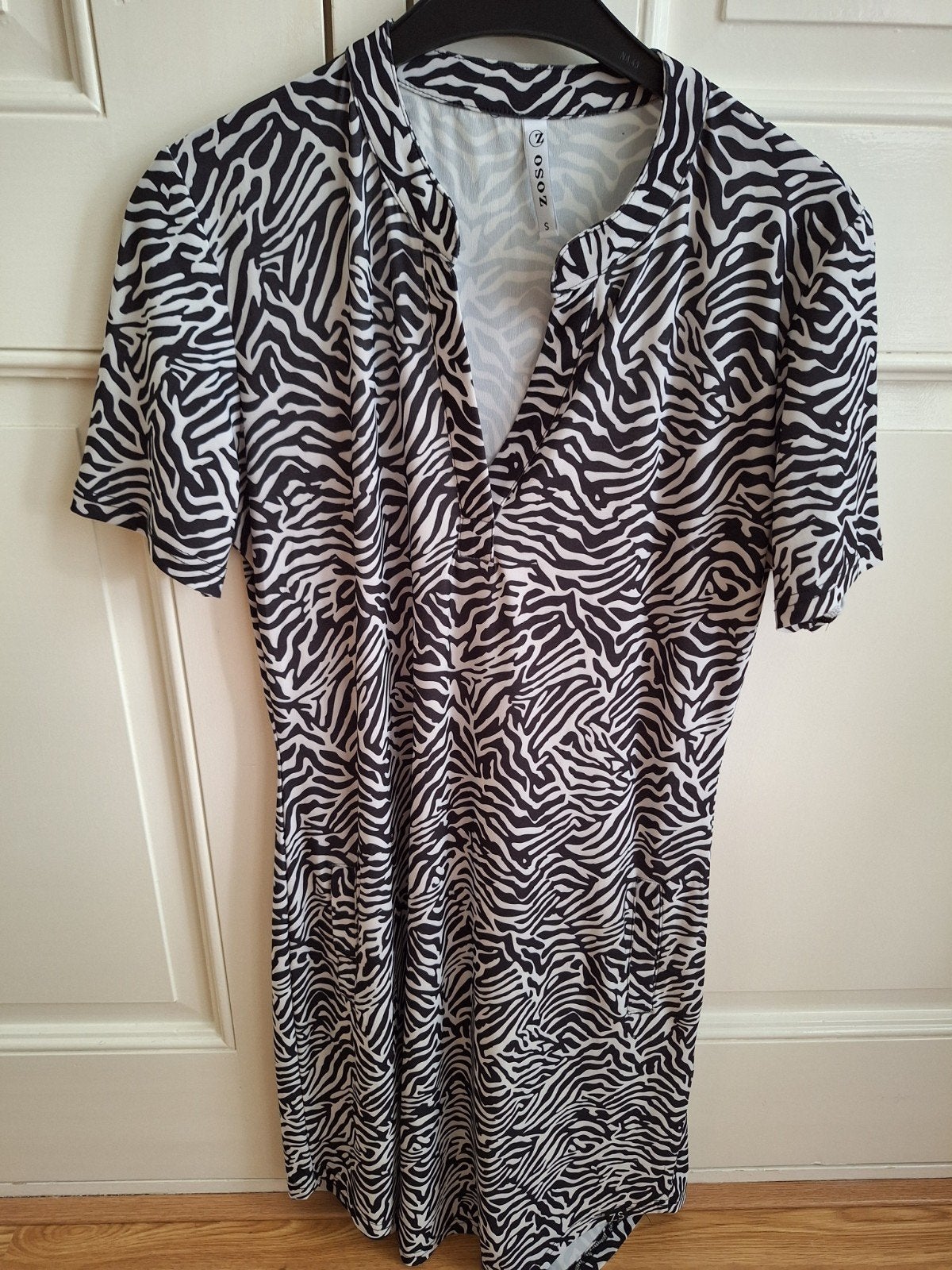Zwart-wit zebraprint jurkje merk Zoso, Maat 38/40 (M), Zwart, Ophalen of Verzenden, Zo goed als nieuw