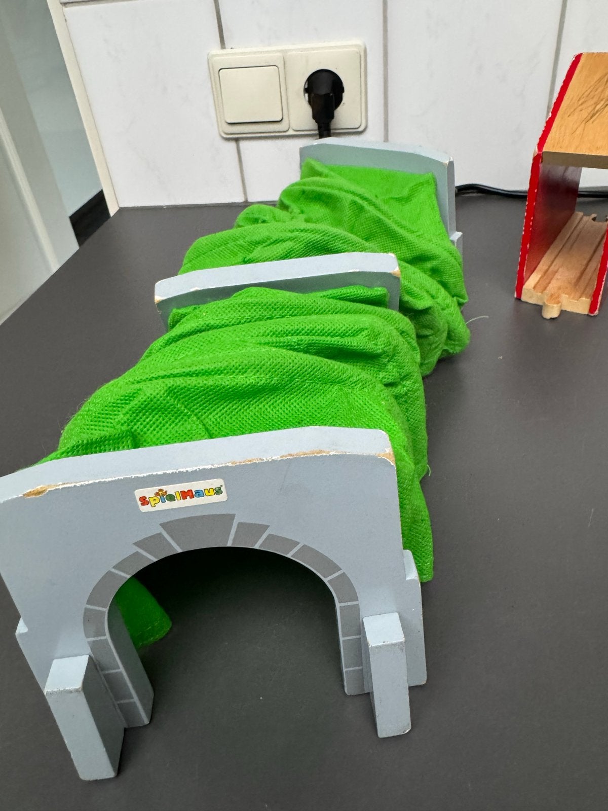 Houten speelgoed tunnel met groen doek, Ophalen of Verzenden, Gebruikt, Overige typen