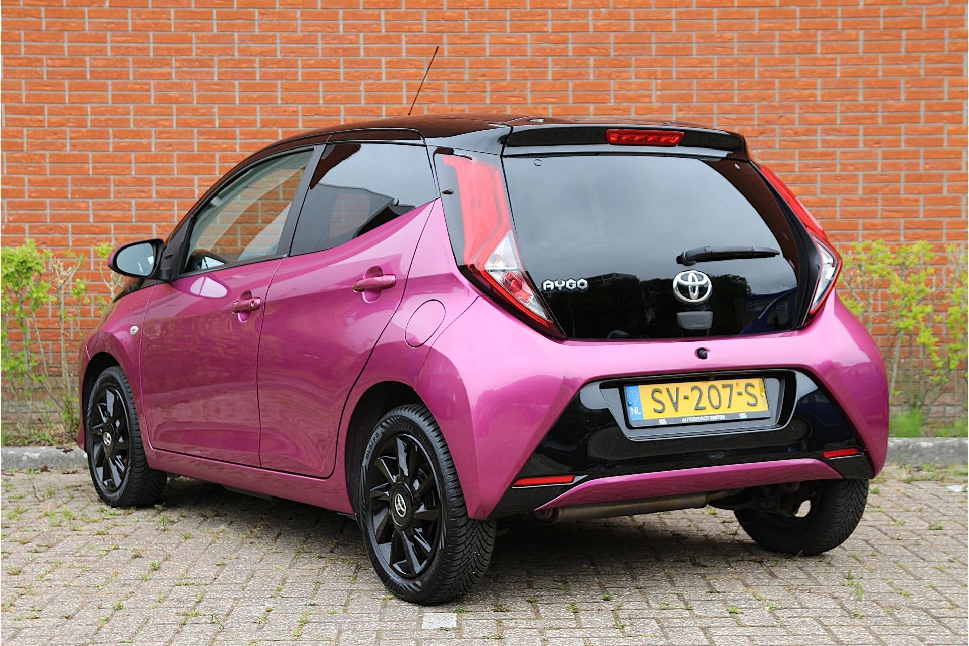 Toyota Aygo 1.0 VVT-i 73pk x-clusiv UNIEK! | NL-auto | Uniek, Voorwielaandrijving, Overige kleuren, 4 stoelen, Leder en Stof