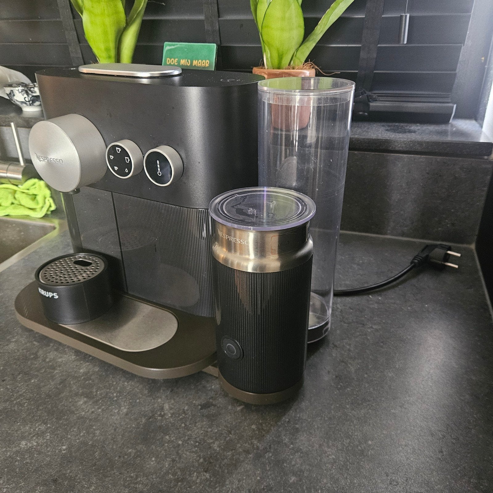 Nespresso XN6018 met melkopschuimer, Witgoed en Apparatuur, Koffiezetapparaten, Ophalen, Koffiemachine, Zo goed als nieuw, Koffiepads en cups
