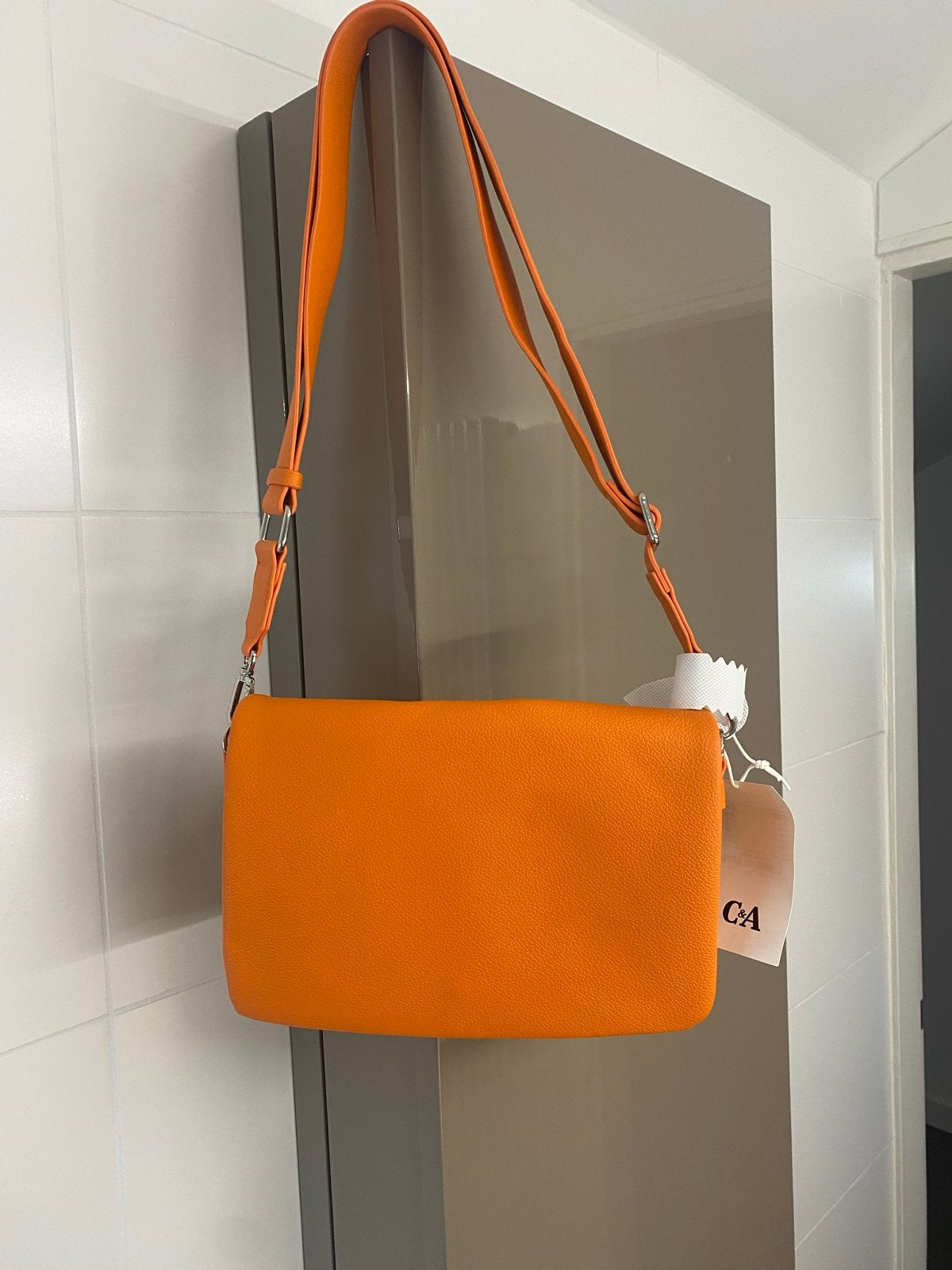 Nieuwe Oranje Schoudertas van C&A leuk tijdens WK voetbal, Sieraden, Tassen en Uiterlijk, Tassen | Damestassen, Ophalen of Verzenden