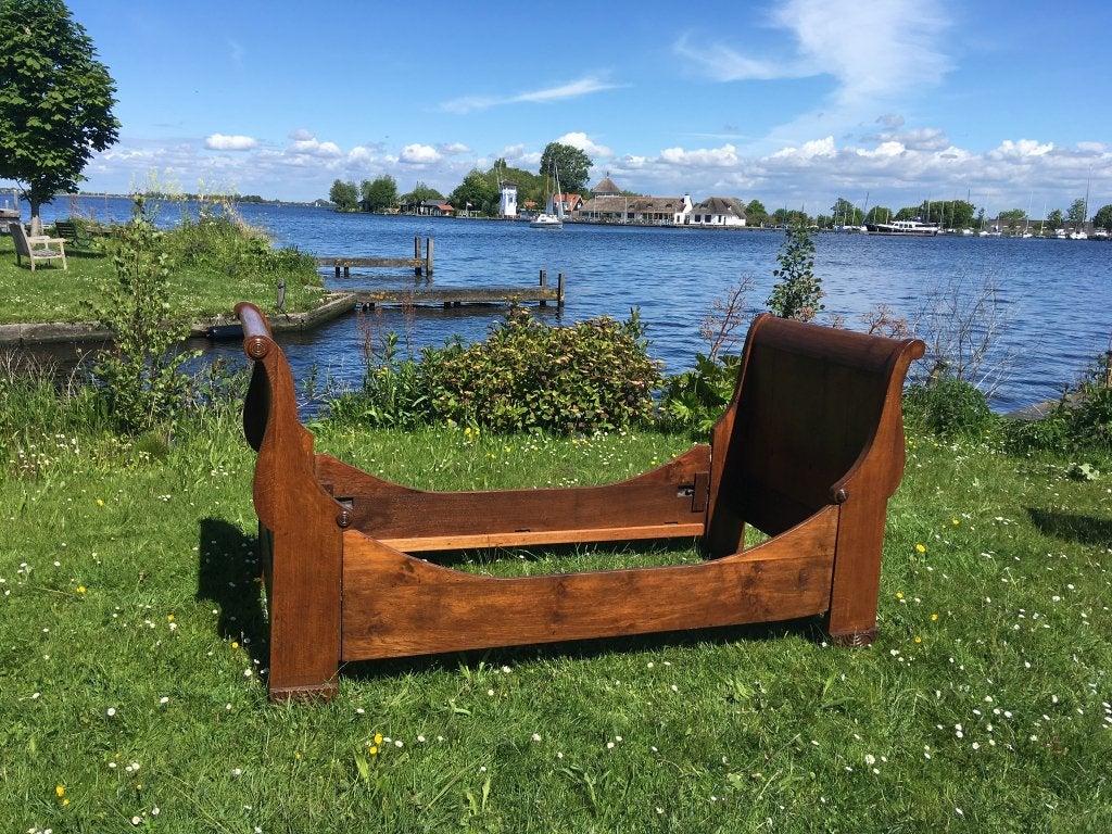 Karaktervol antiek empire bed (lit-bateau), Ophalen