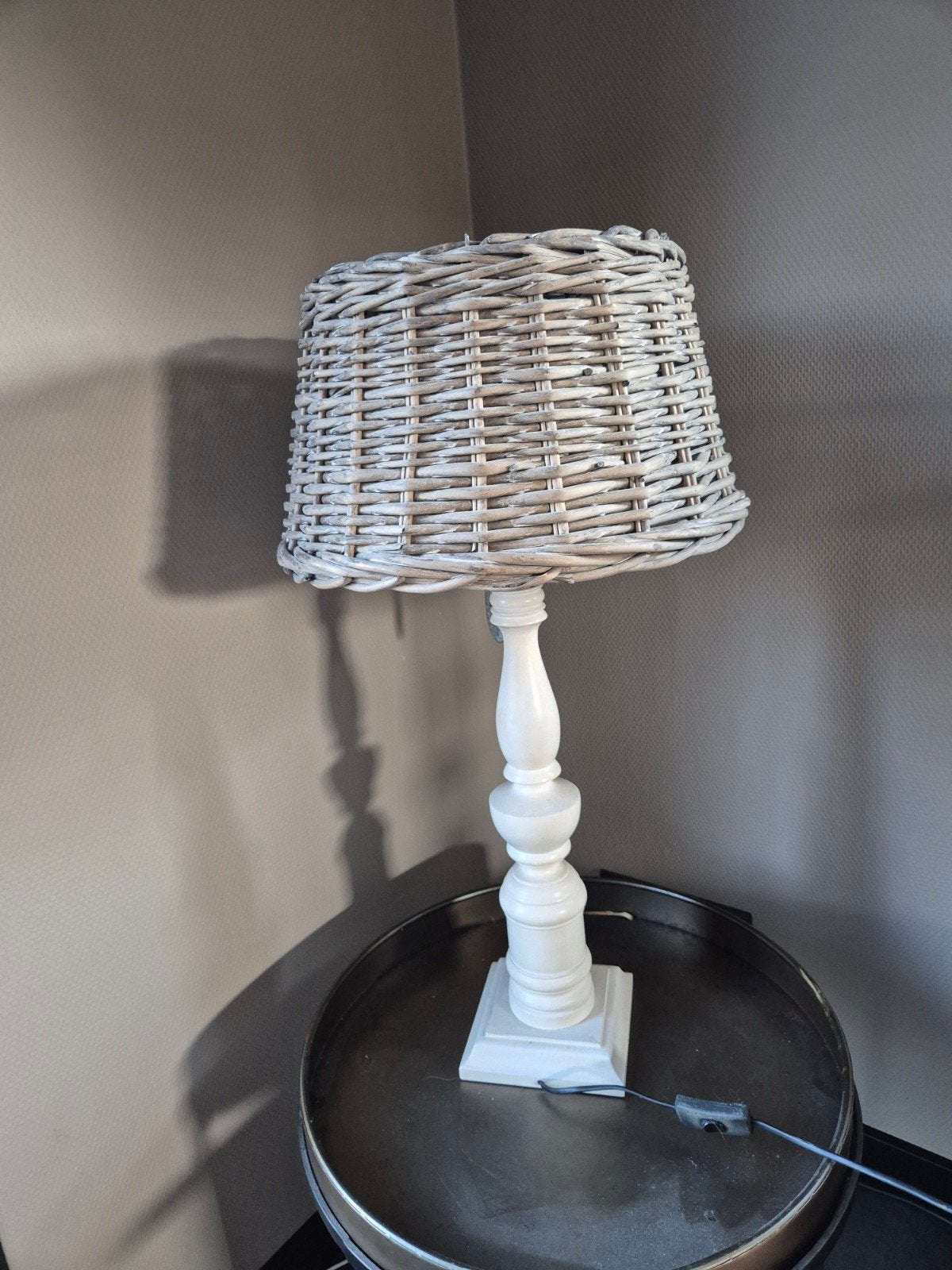 Hoge tafellamp met countryfield rieten lampenkap, Ophalen of Verzenden