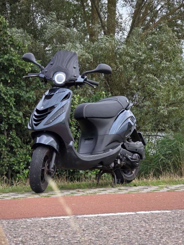 Piaggo zip 50cc 4takt snel, Fietsen en Brommers, Ophalen, Zo goed als nieuw, Benzine, Zip