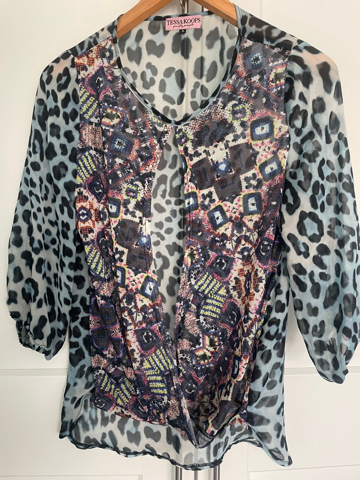 Tessa Koops Blouse met Luipaardprint en Kleurrijk Patroon, Blauw, Zo goed als nieuw, Lange mouw, Ophalen