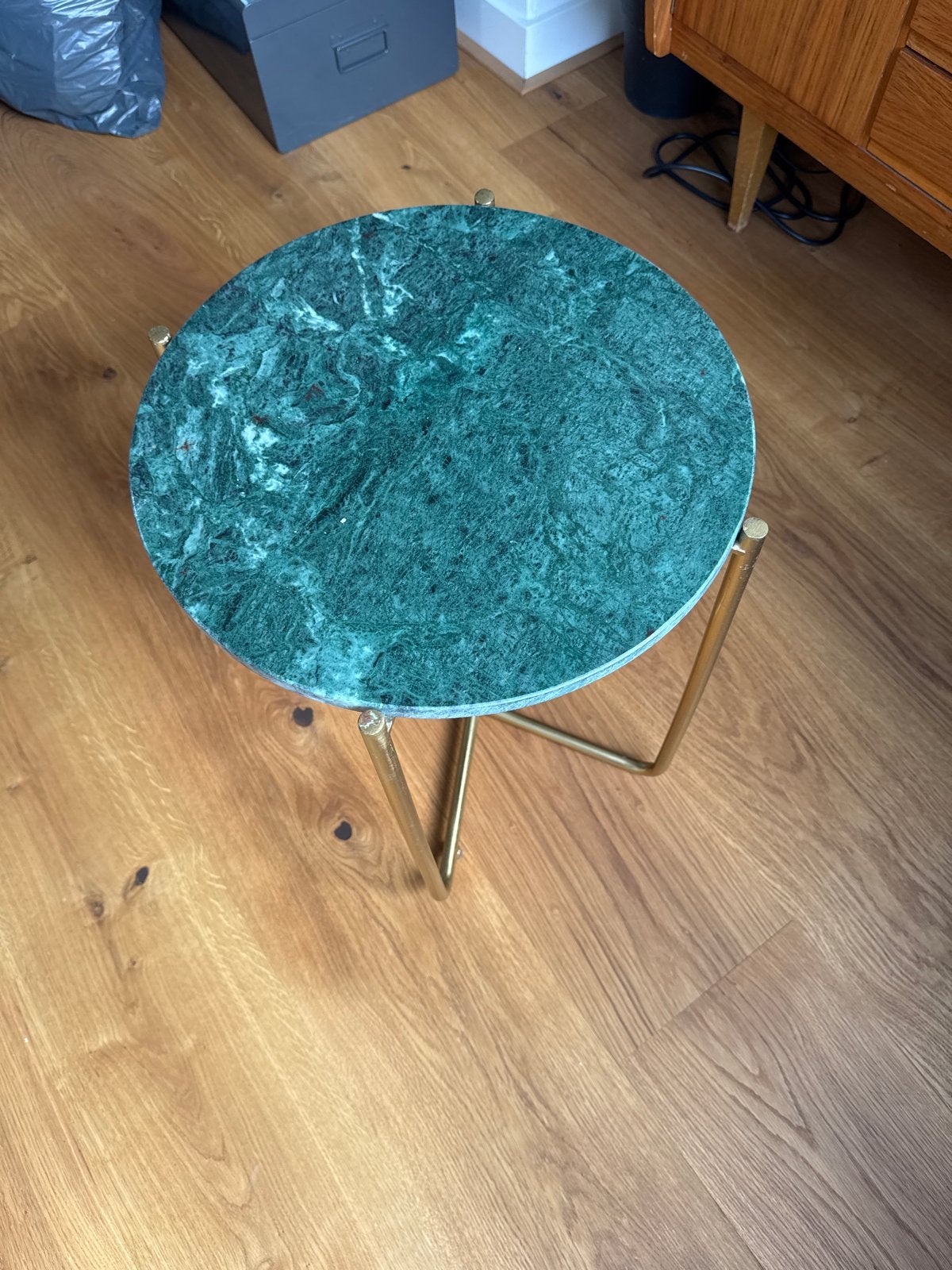 Ronde bijzettafel met groen marmeren blad en goudkleurig ond, Minder dan 55 cm, Metaal of Aluminium, Rond, Zo goed als nieuw