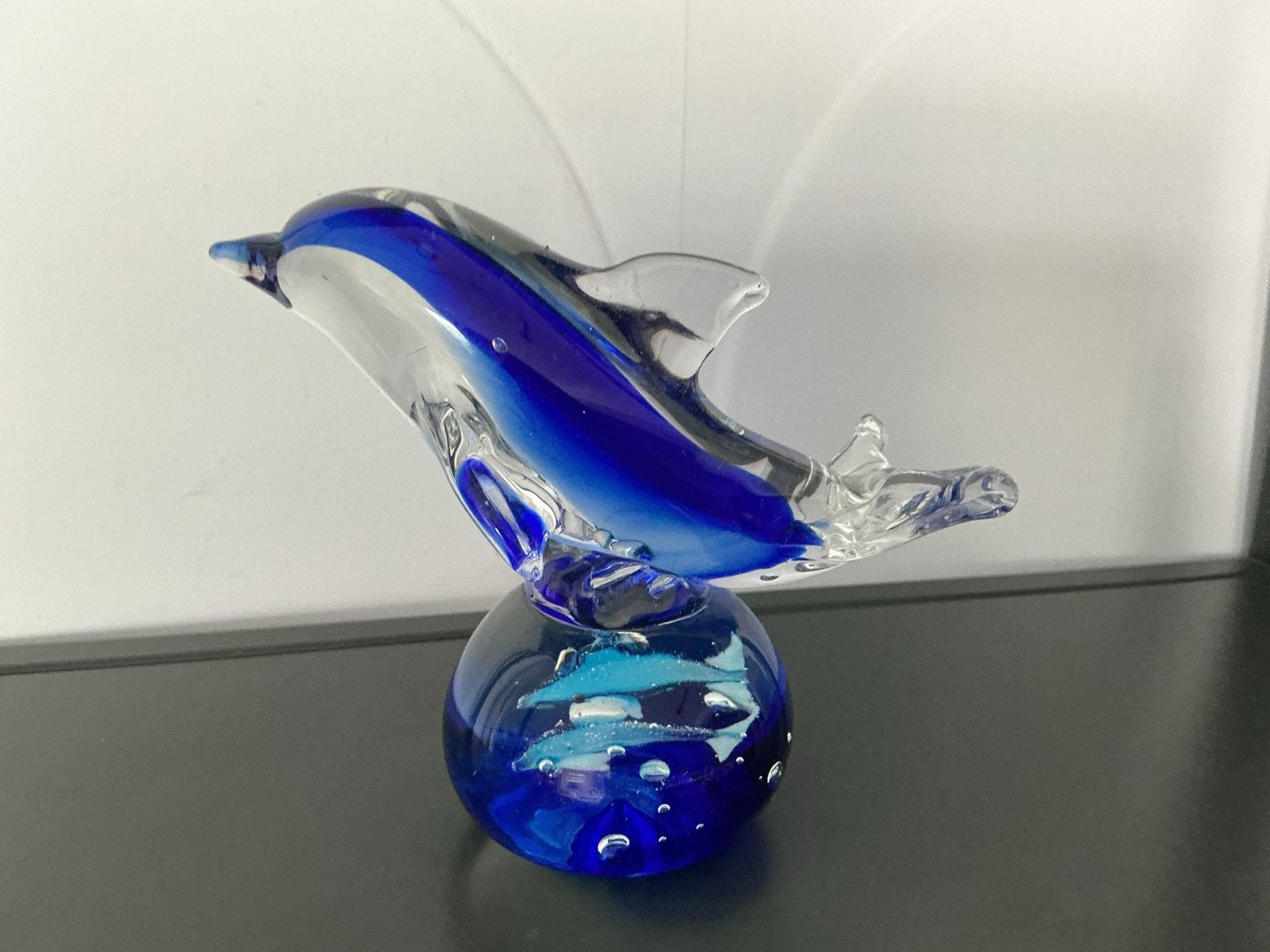 Glazen dolfijn met onderwaterwereld, Blauw, Overige stijlen, Ophalen of Verzenden, Zo goed als nieuw