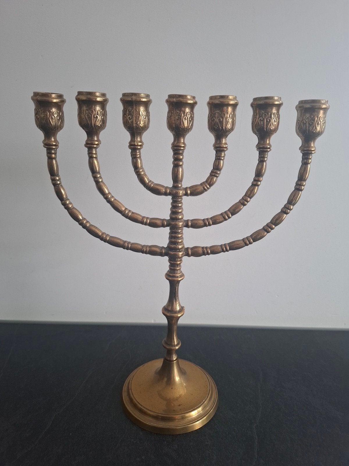 Grote bewerkte Menora kaarshouder - 33cm hoog, Antiek en Kunst, Ophalen of Verzenden, Koper of Brons