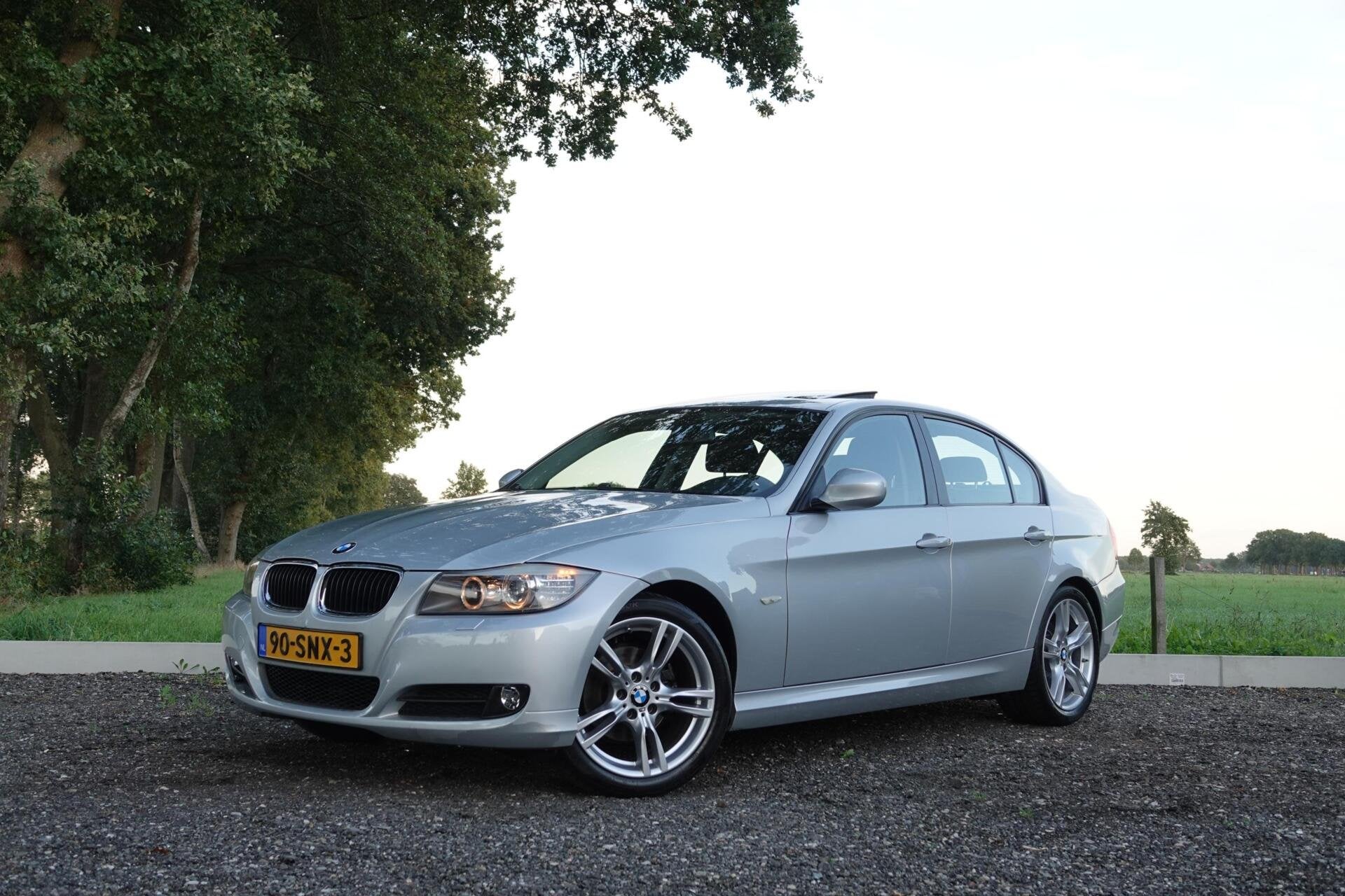 BMW 3-serie 320i SCHUIFDAK XENON NIEUWE DISTRIBUTIEKETTING!, 1345 kg, Achterwielaandrijving, 4 cilinders, Bedrijf
