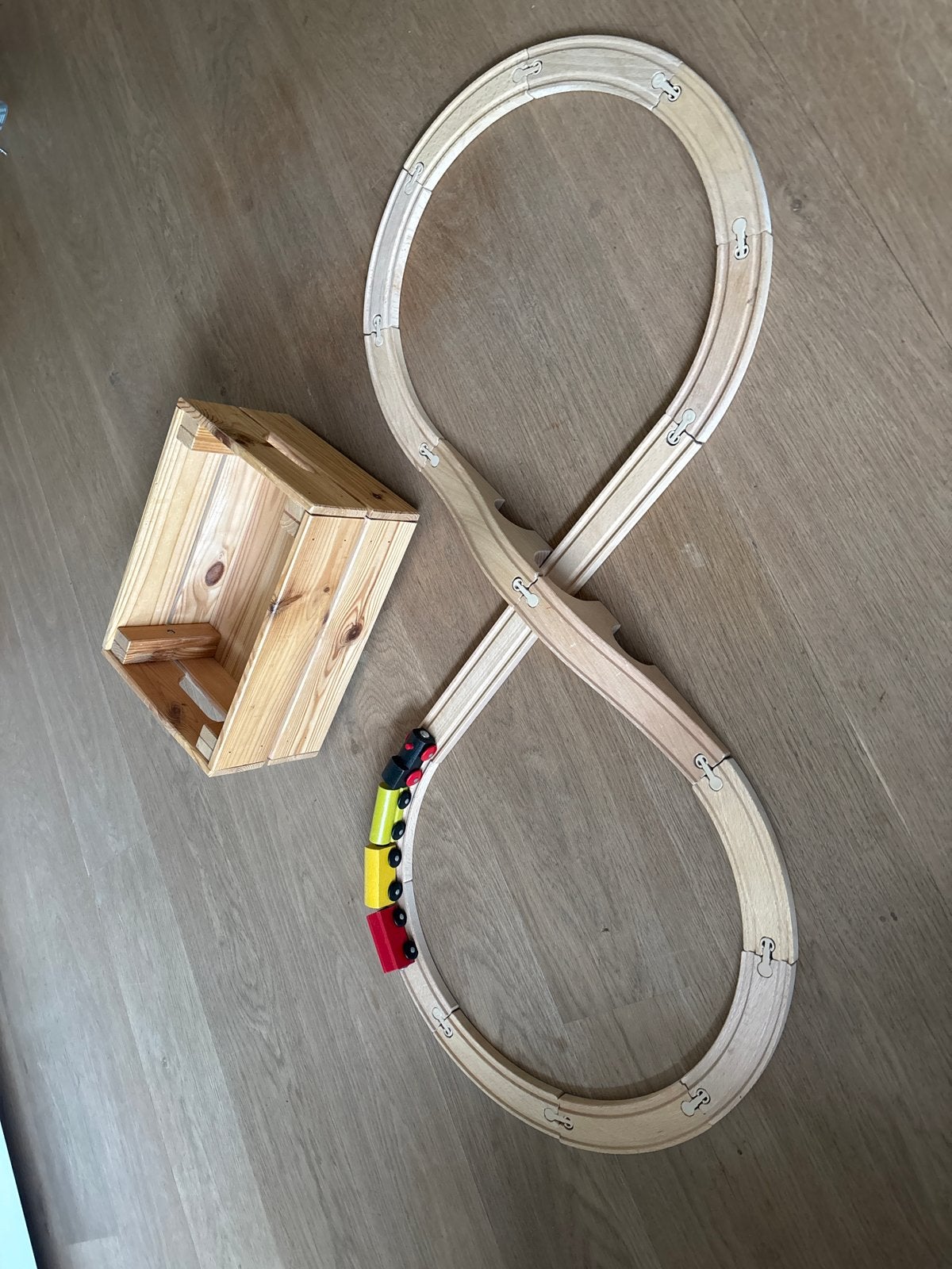 Ikea houten trein met spoor en bewaarbak, Kinderen en Baby's, Speelgoed | Houten speelgoed, Ophalen, Gebruikt, Duw- of Trekspeelgoed