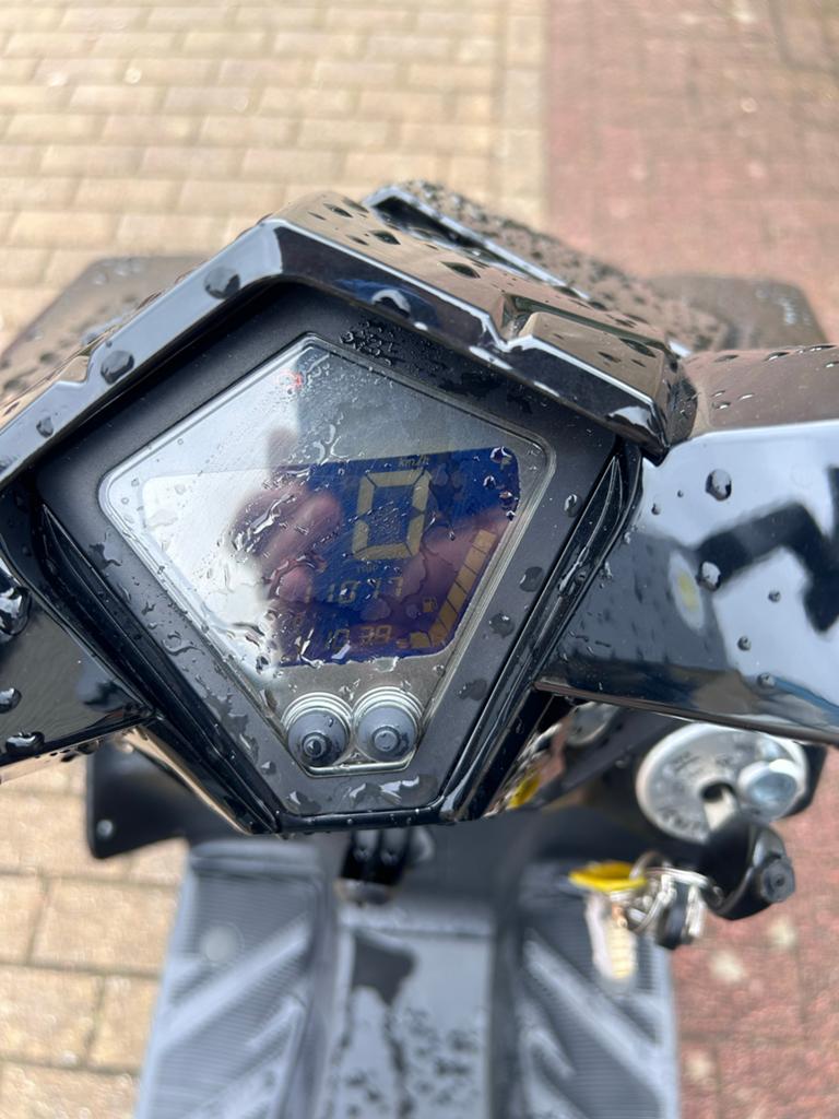 Zwarte Scooter met 2 jaar garantie en nieuwe helm, Tuin en Terras, Buitenverlichting, Ophalen of Verzenden, Zo goed als nieuw