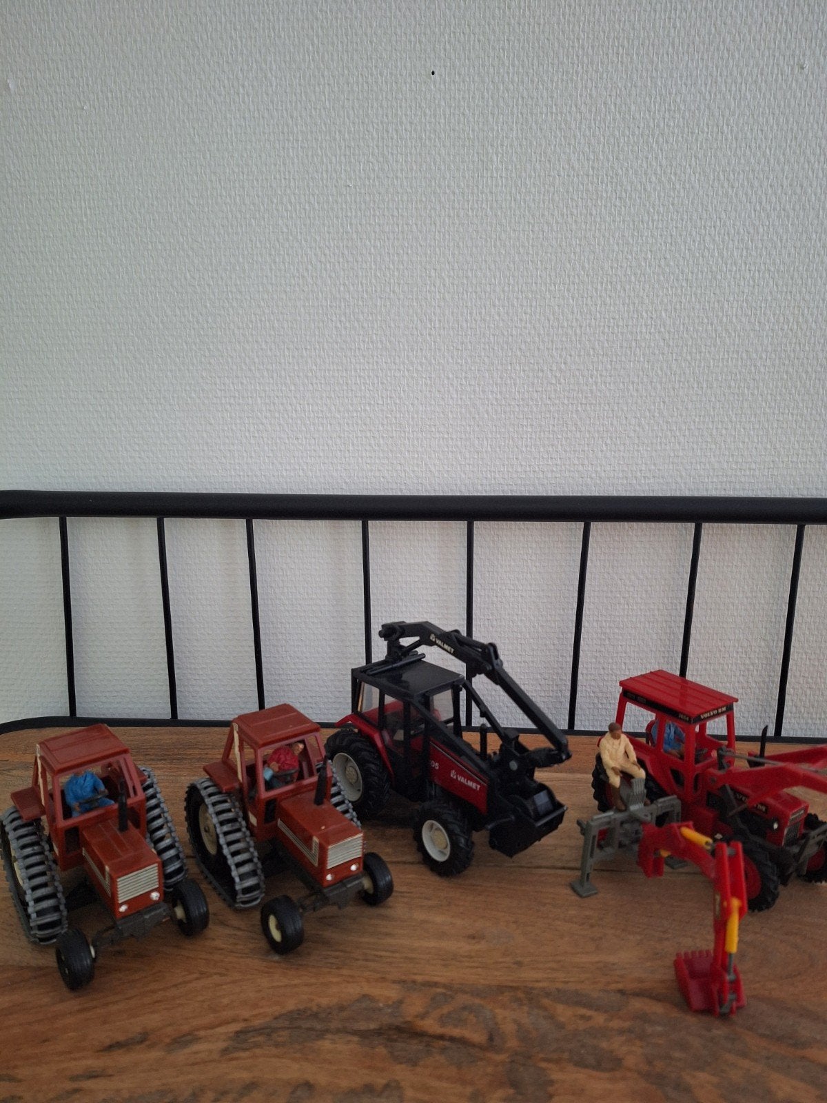 Britains Tractoren: Fiat, Valmet, Volvo (licht gebruikt), Ophalen of Verzenden, Gebruikt, Tractor of Landbouw, Britains