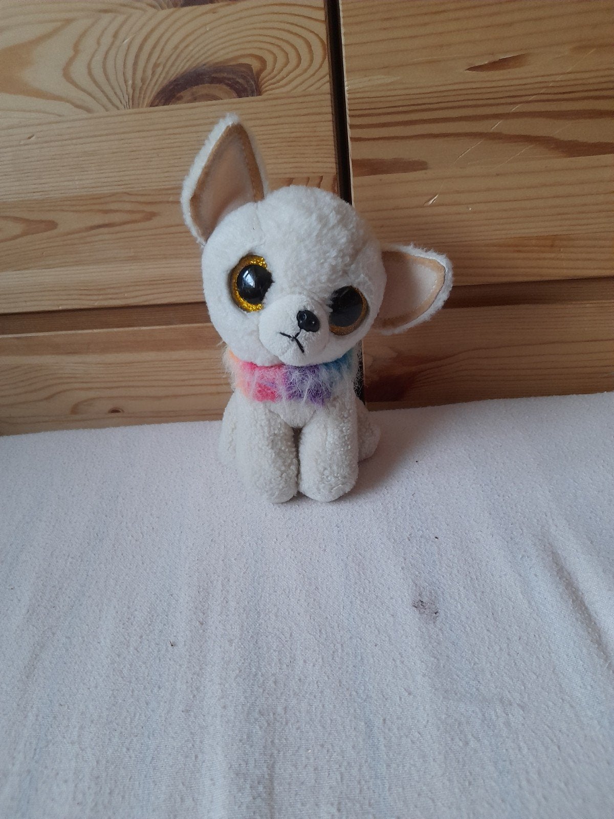 Schattige witte Chihuahua knuffel met glitterogen, Overige karakters, Zo goed als nieuw, Met kleding of accessoire, Klein (minder dan 20 cm)