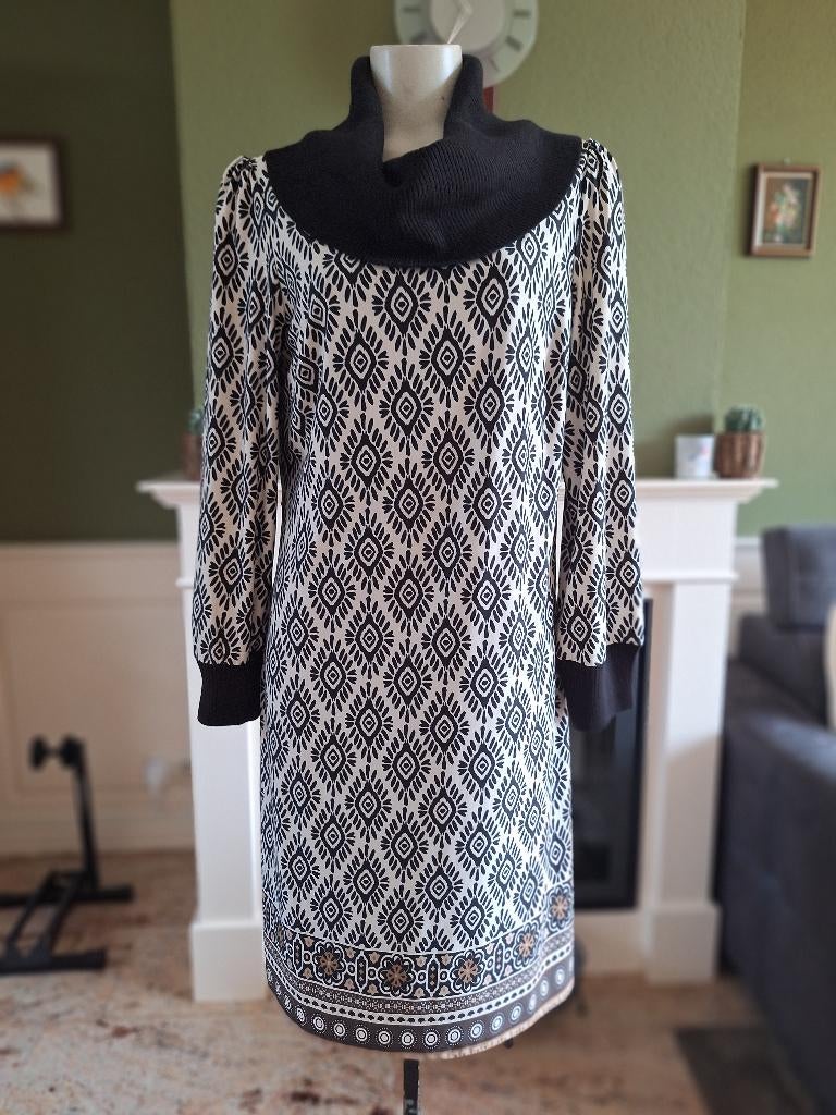 K-Design crème zwarte jurk trui L, Kleding | Dames, Jurken, Zo goed als nieuw, Maat 42/44 (L), Zwart, Knielengte, Verzenden