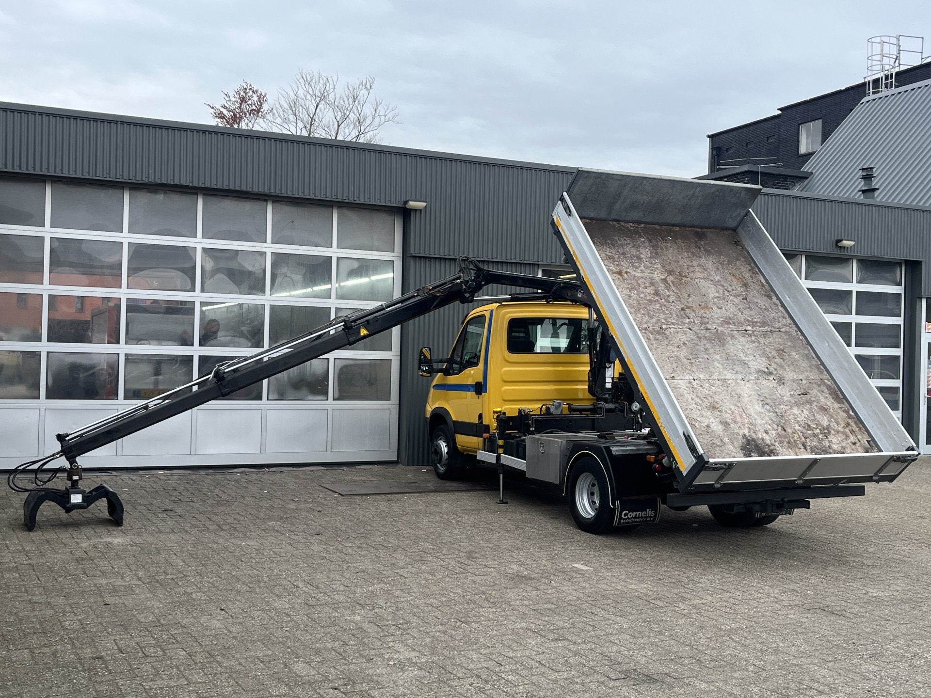 Iveco Daily 65C15 Laadkraan Drie Zijdenkipper4050kg laadverm, Auto's, Bestelauto's, Gebruikt, Zwart, 4 cilinders, Iveco