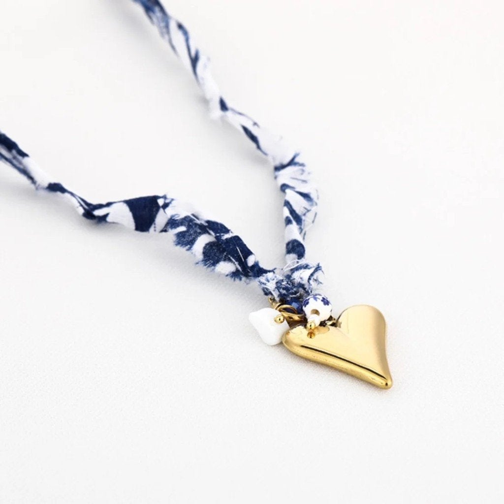 Stoffen ketting met gouden hart en bedels, Sieraden, Tassen en Uiterlijk, Overige materialen, Info@medase.nl, Medase, Nieuw