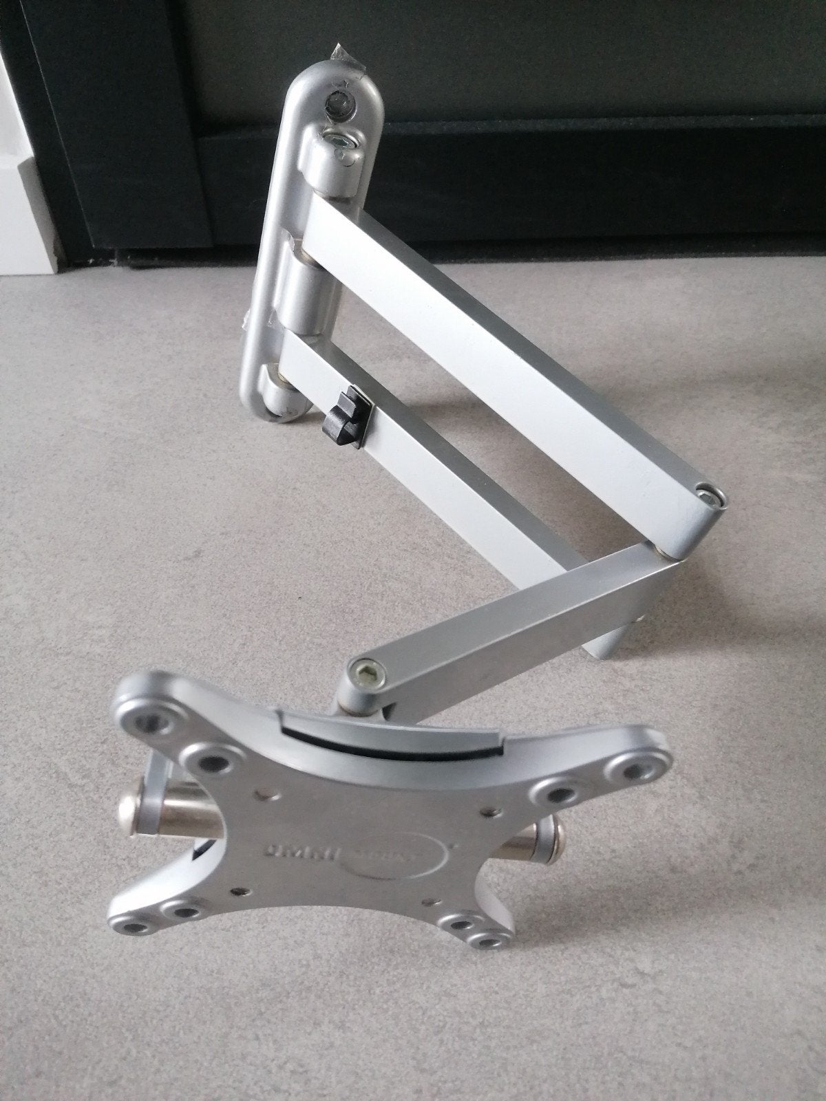 Omnimount 75/100 TV beugel Muursteun Muurbeugel max 24 inch, Ophalen of Verzenden, Zo goed als nieuw