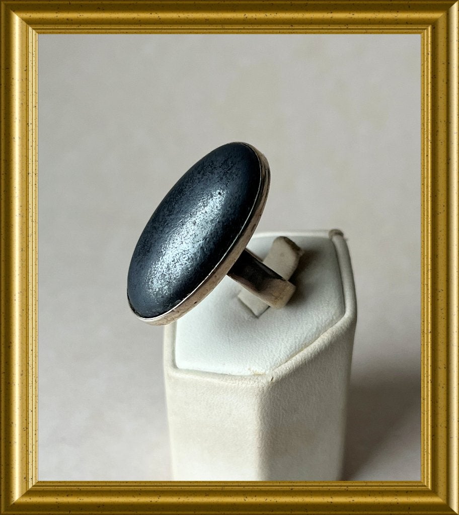 Mooie zilveren ring met ovale zwart antracietgrijze steen, Ophalen of Verzenden, Zilver, Ring