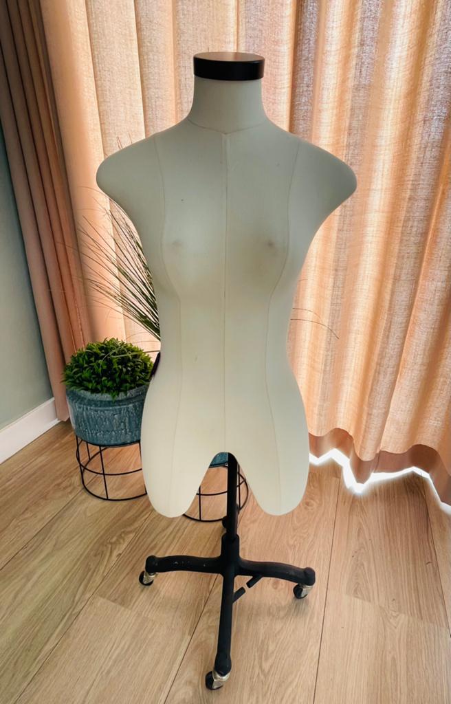 Mannequin (vrouwelijk) op standaard met wieltjes, Ophalen, Zo goed als nieuw, Paspop