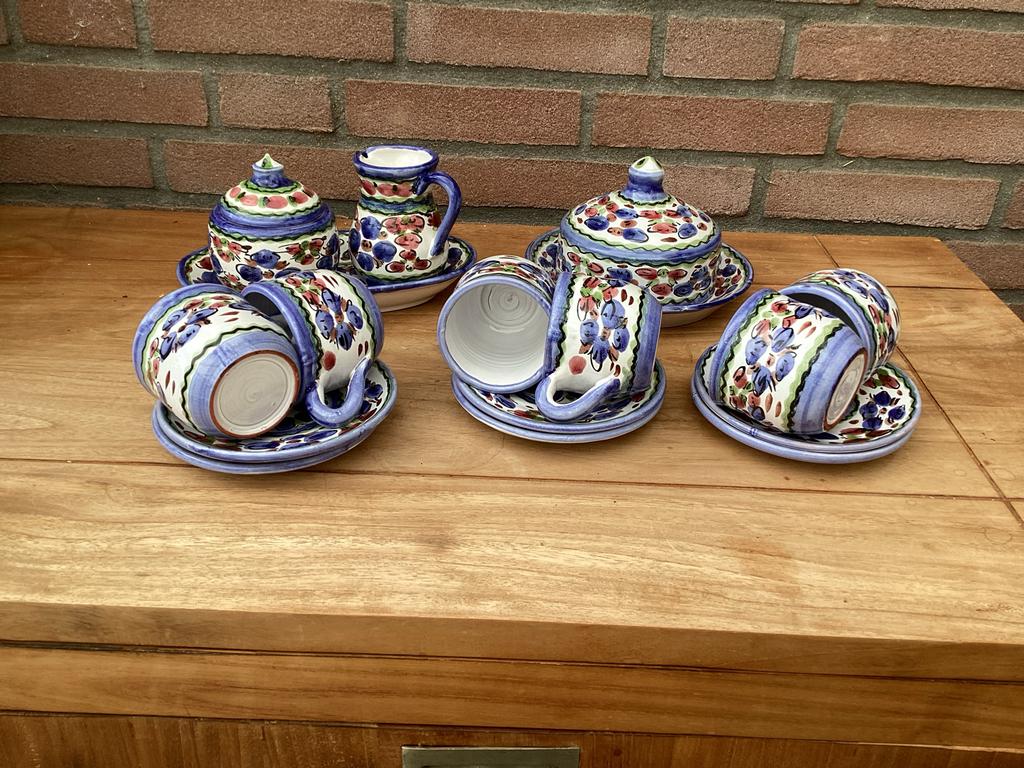 Handgeschilderd aardewerk servies - 6 kopjes en schotels, Ophalen, Zo goed als nieuw, Overige stijlen, Kop(pen) en/of Schotel(s)