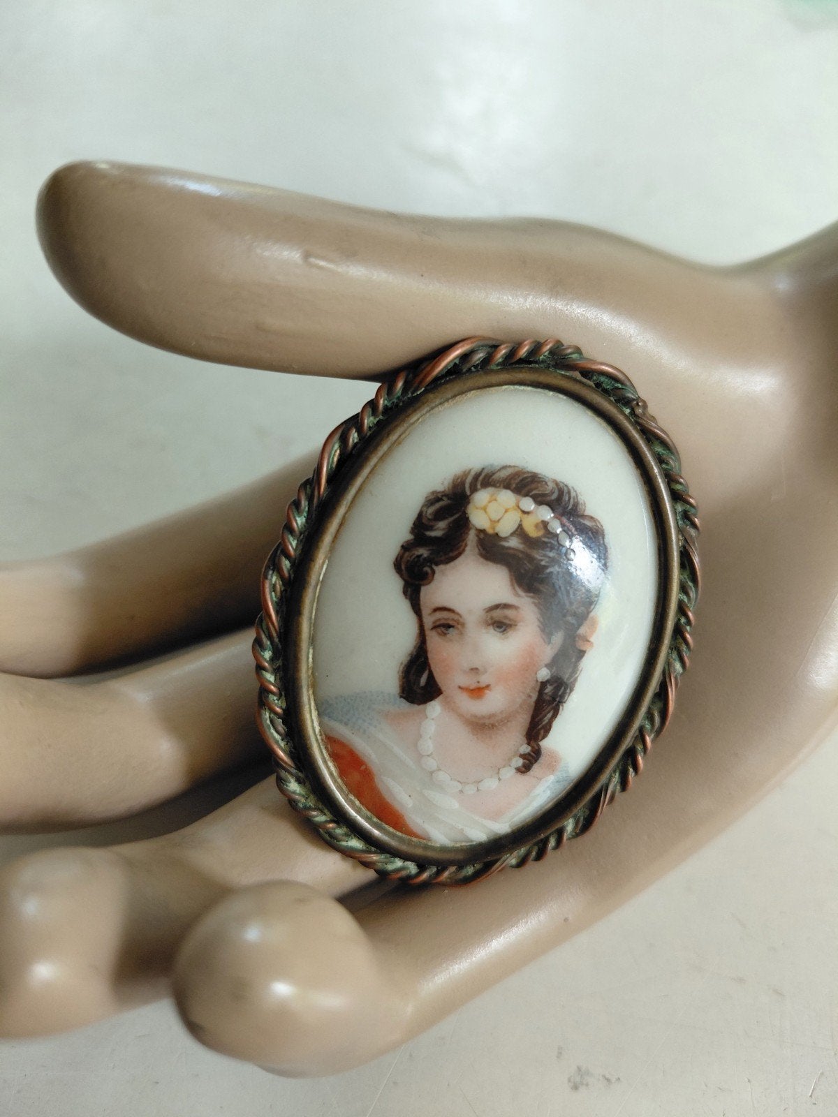 Oude Broche Handbeschilderd Portret op Limoges Porselein., Sieraden, Tassen en Uiterlijk, Antieke sieraden, Ophalen of Verzenden