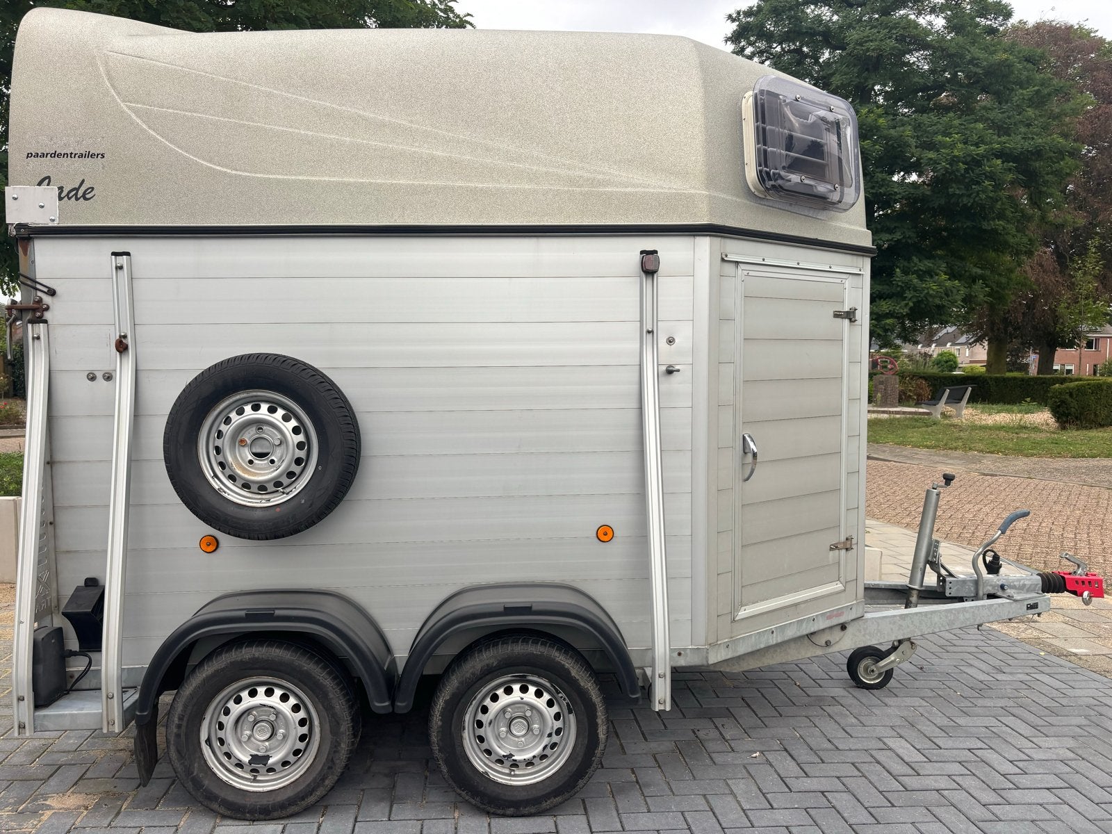 Jade X trail 2-paards trailer met zadelkamer, Ophalen