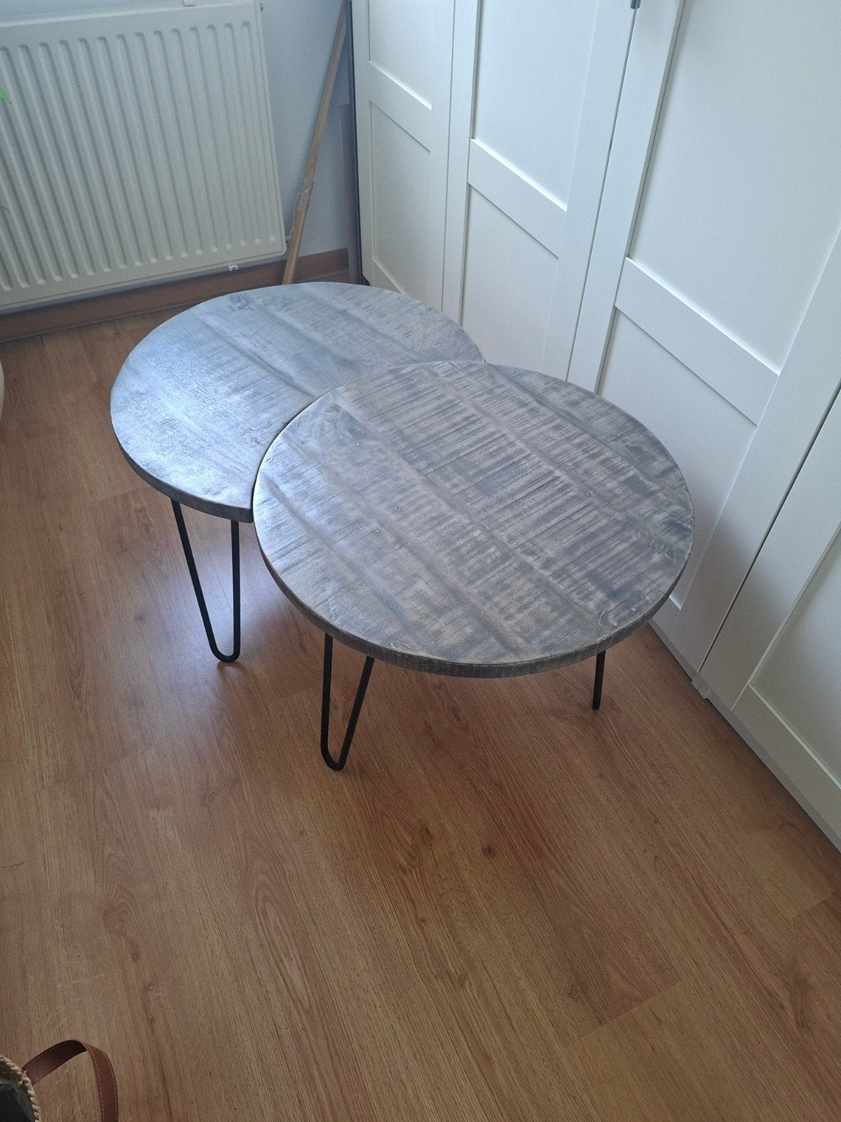 Zeer mooie 2 delige mango grijze salontafel met zwarte poot, Ophalen, 50 tot 100 cm, Rond, 50 tot 100 cm