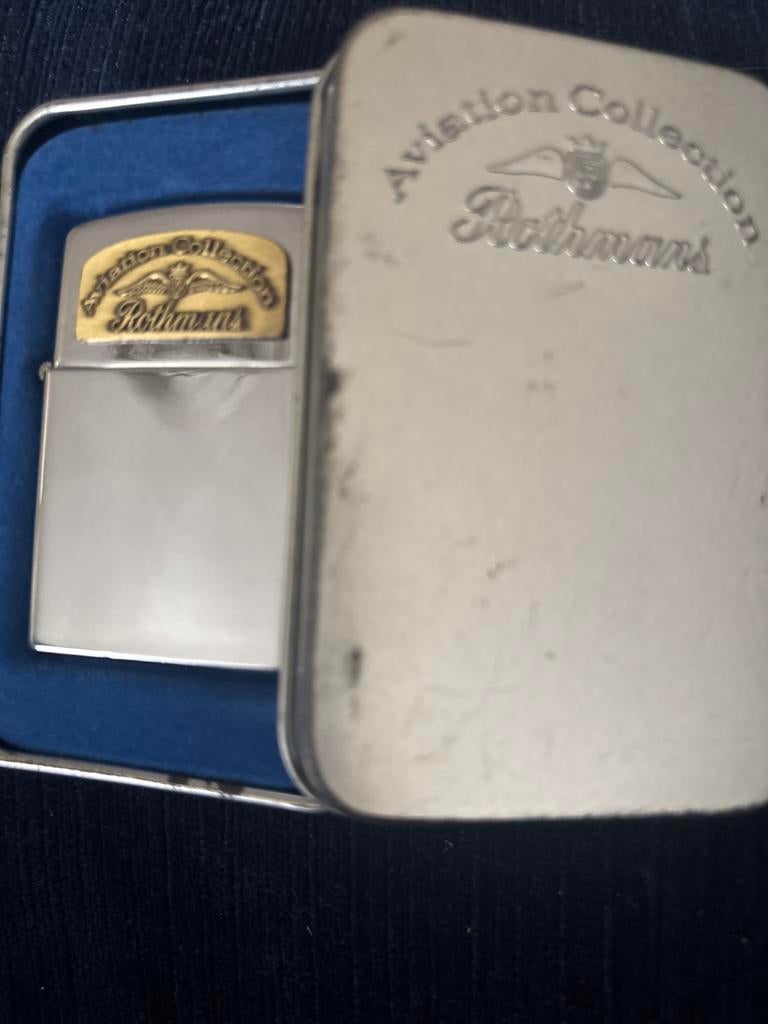 Benzine aansteker Aviation Collection Rothmans in blik, Verzamelen, Ophalen of Verzenden, Gebruikt, Aansteker