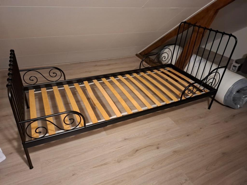 Zwart metalen peuter meegroeibed van IKEA met lattenbodem, Ophalen, Gebruikt, Eenpersoons, Zwart