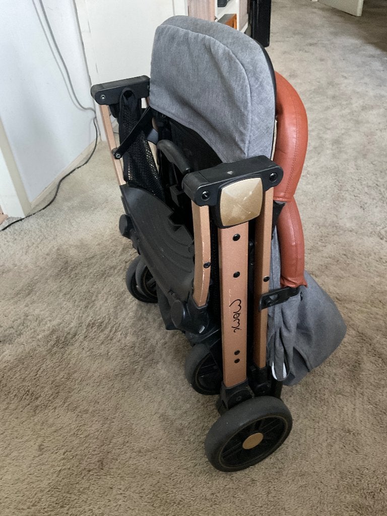 MoMi buggy / compacte kinderwagen grijs met cognac details, Kinderen en Baby's, Kinderwagens en Combinaties, Ophalen, Zo goed als nieuw